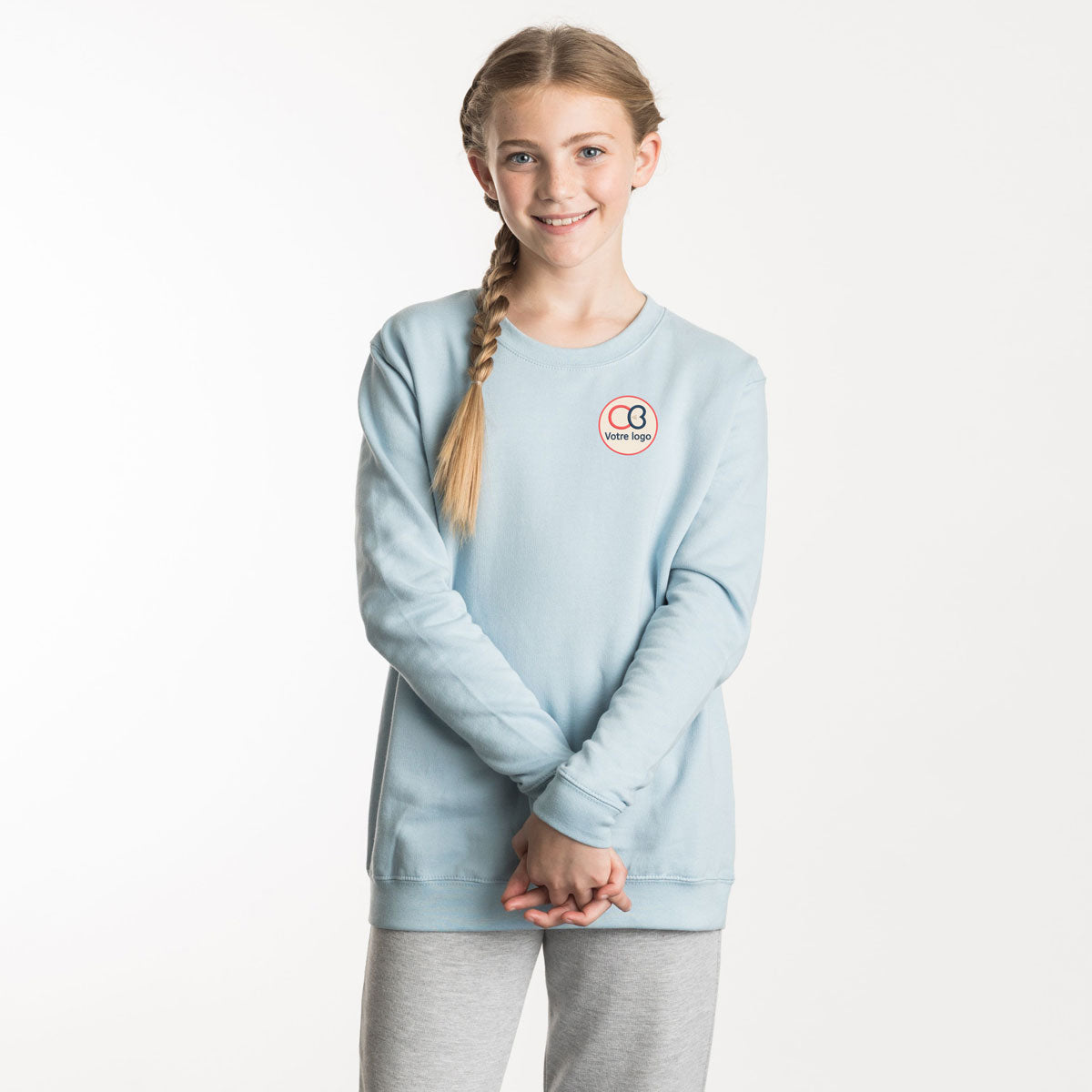 sweat enfant JH030J porte par une fille en bleu ciel personnalise avec logo brode