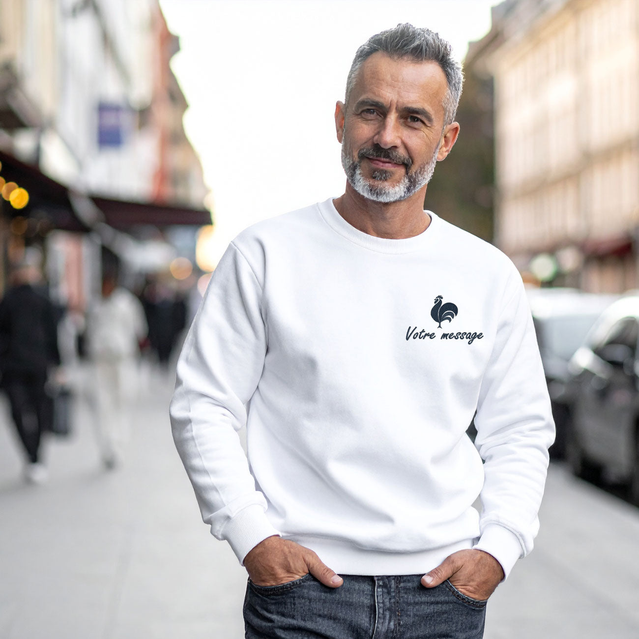 Sweat homme blanc broderie personnalisée avec motif coq et texte, idée cadeau originale