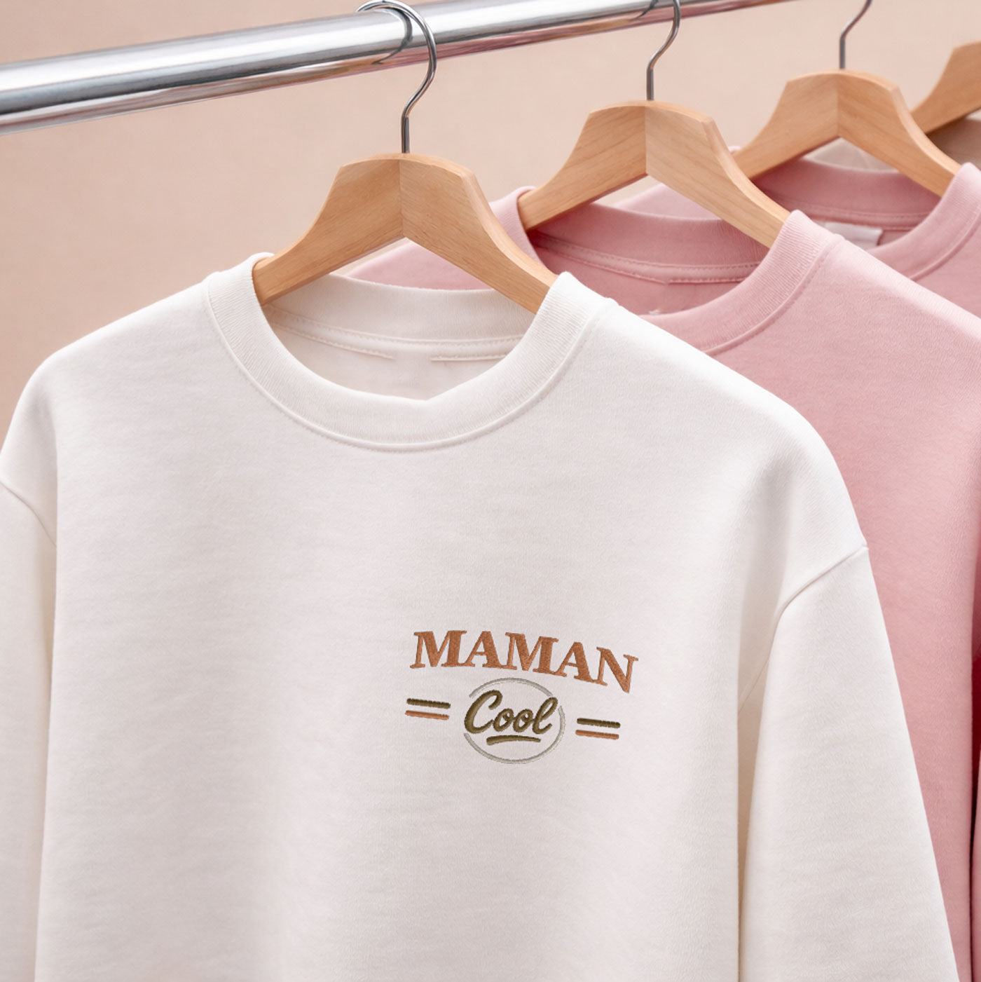sweats femme blanc et rose suspendus avec broderie maman cool idee cadeau fete des meres broderie personnalisee