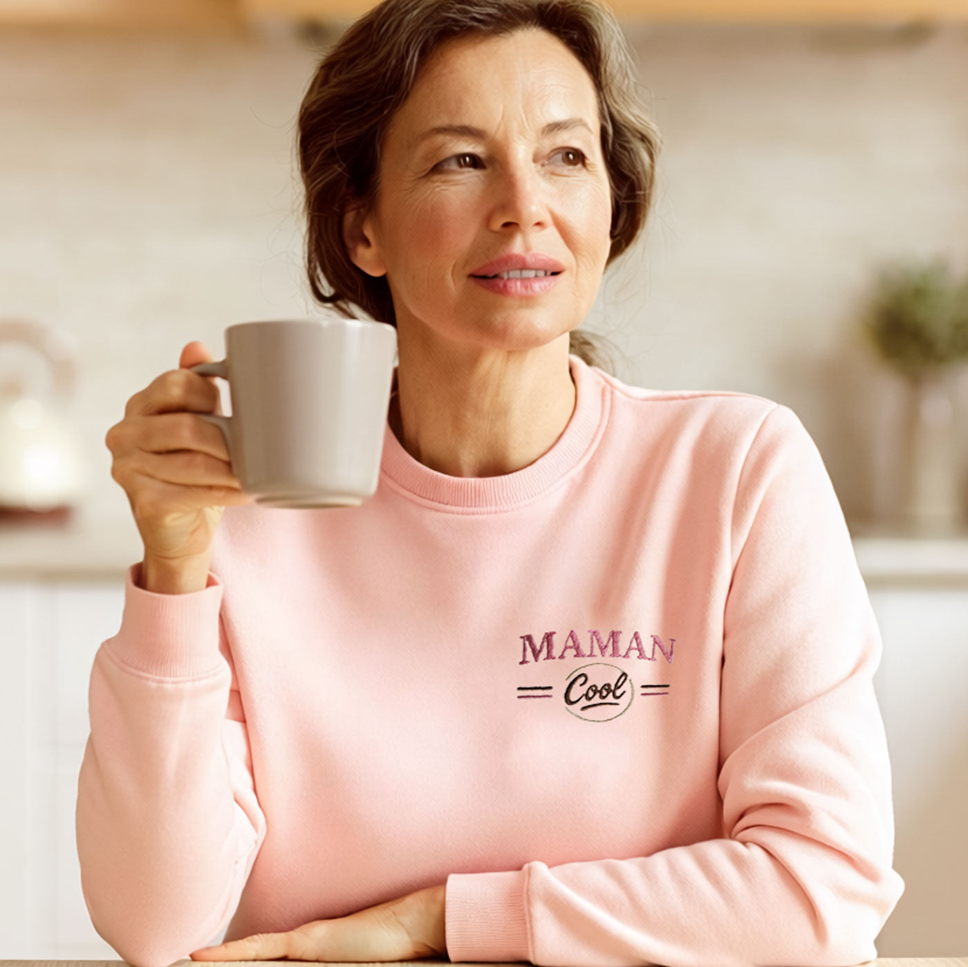 sweat femme rose avec broderie maman cool porte idee cadeau fete des meres broderie personnalisee
