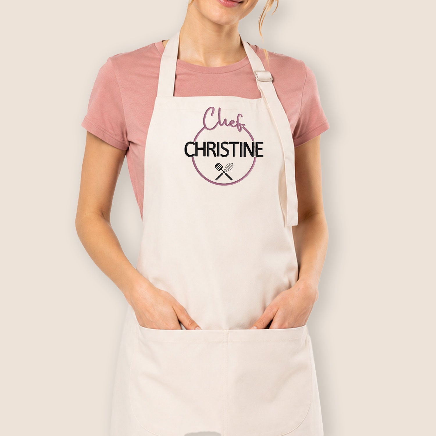 Femme portant un tablier de cuisine beige brodé Chef personnalisé au prénom Christine – Chouettes Broderies