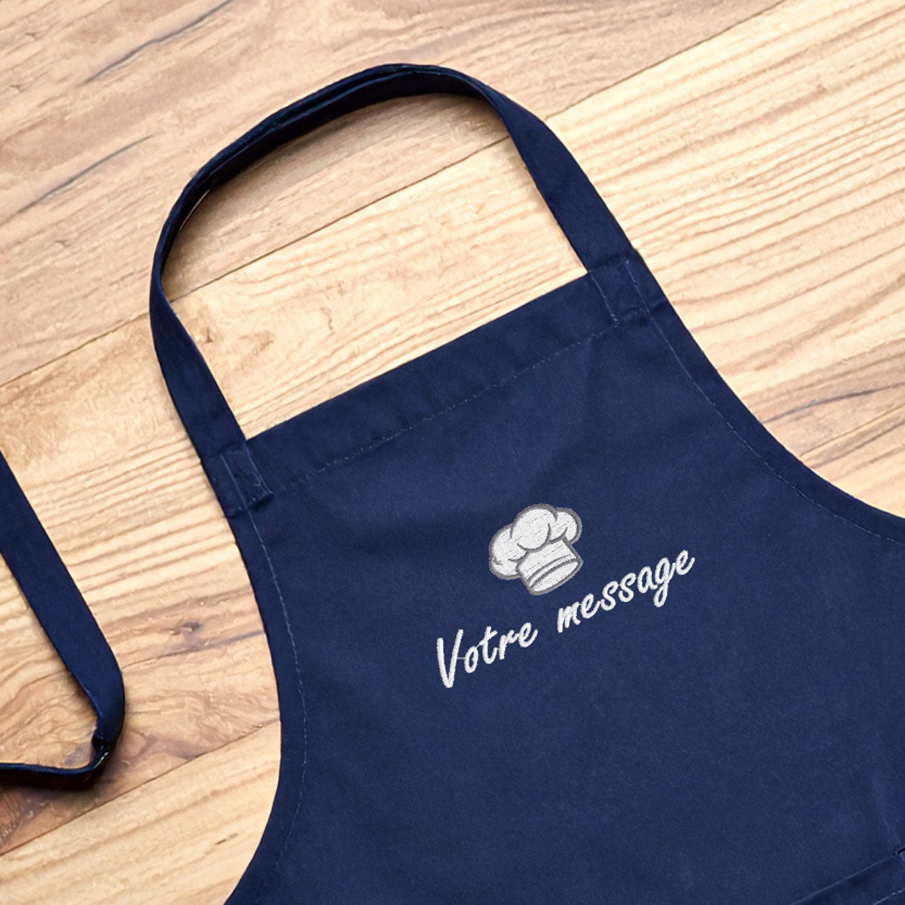 Tablier enfant bleu marine personnalisé avec broderie prénom et motif cuisine – idée cadeau original pour enfant