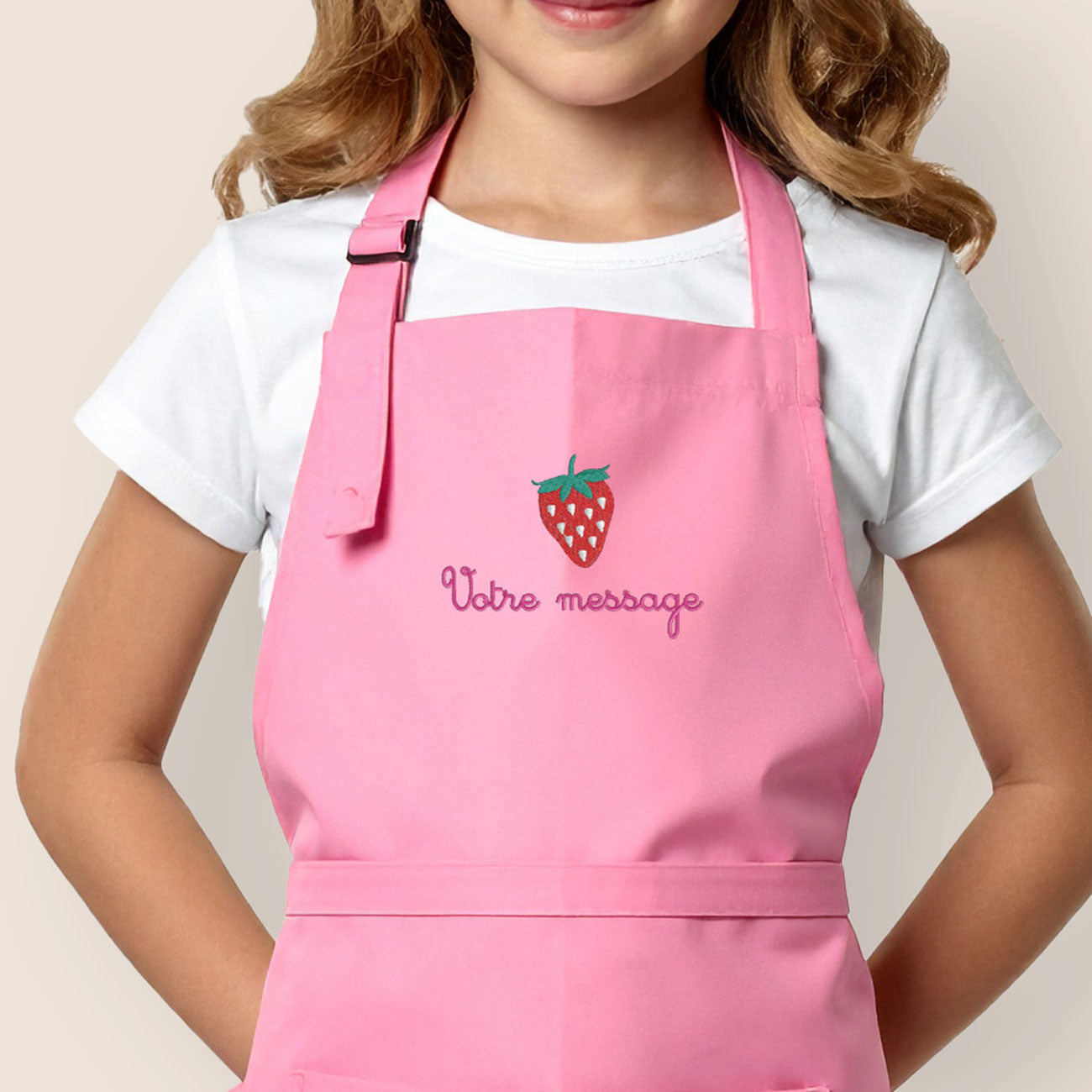 Tablier enfant rose personnalisé avec broderie prénom et motif fraise – idée cadeau cuisine
