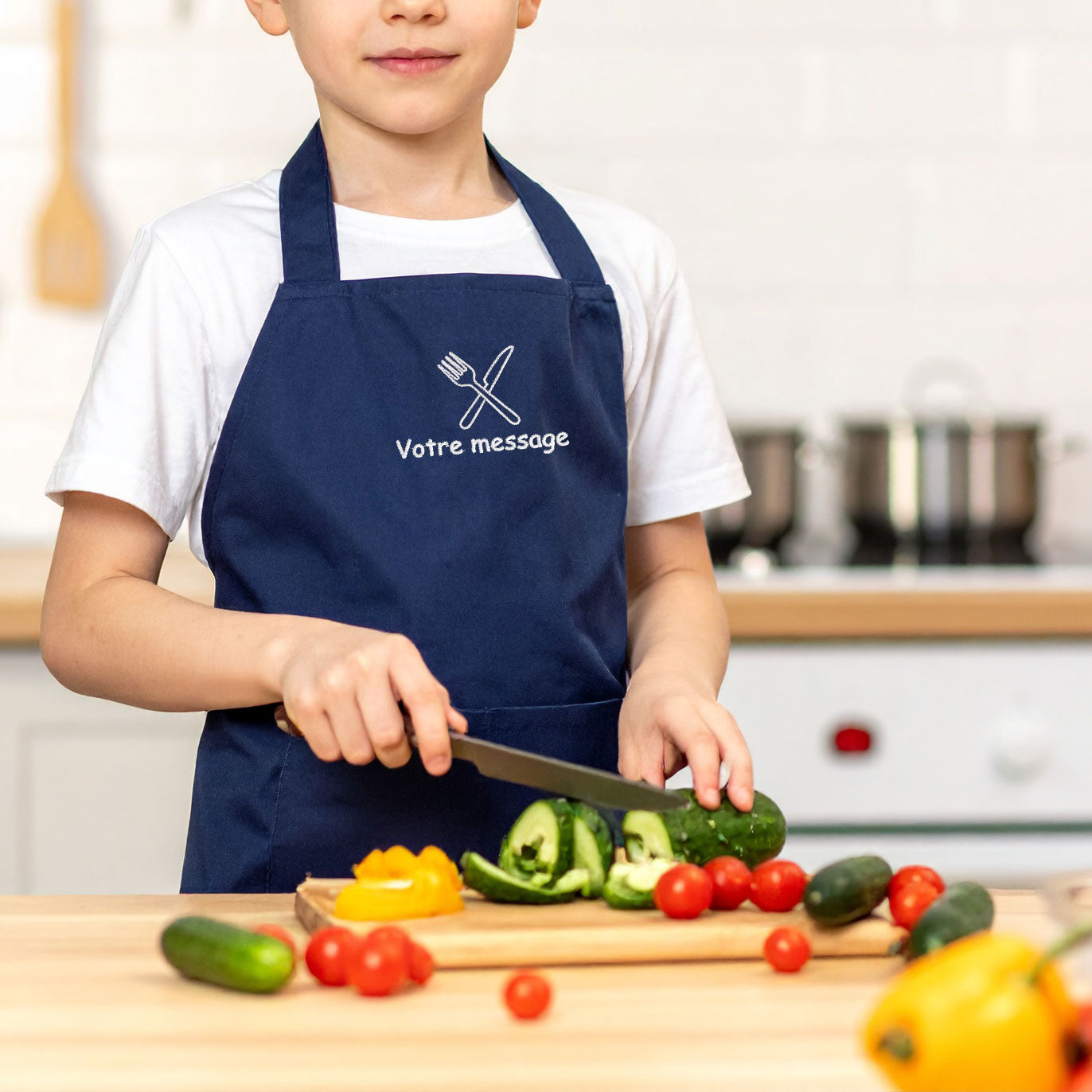 Tablier enfant bleu marine personnalisé avec broderie prénom et motif cuisine – cadeau original