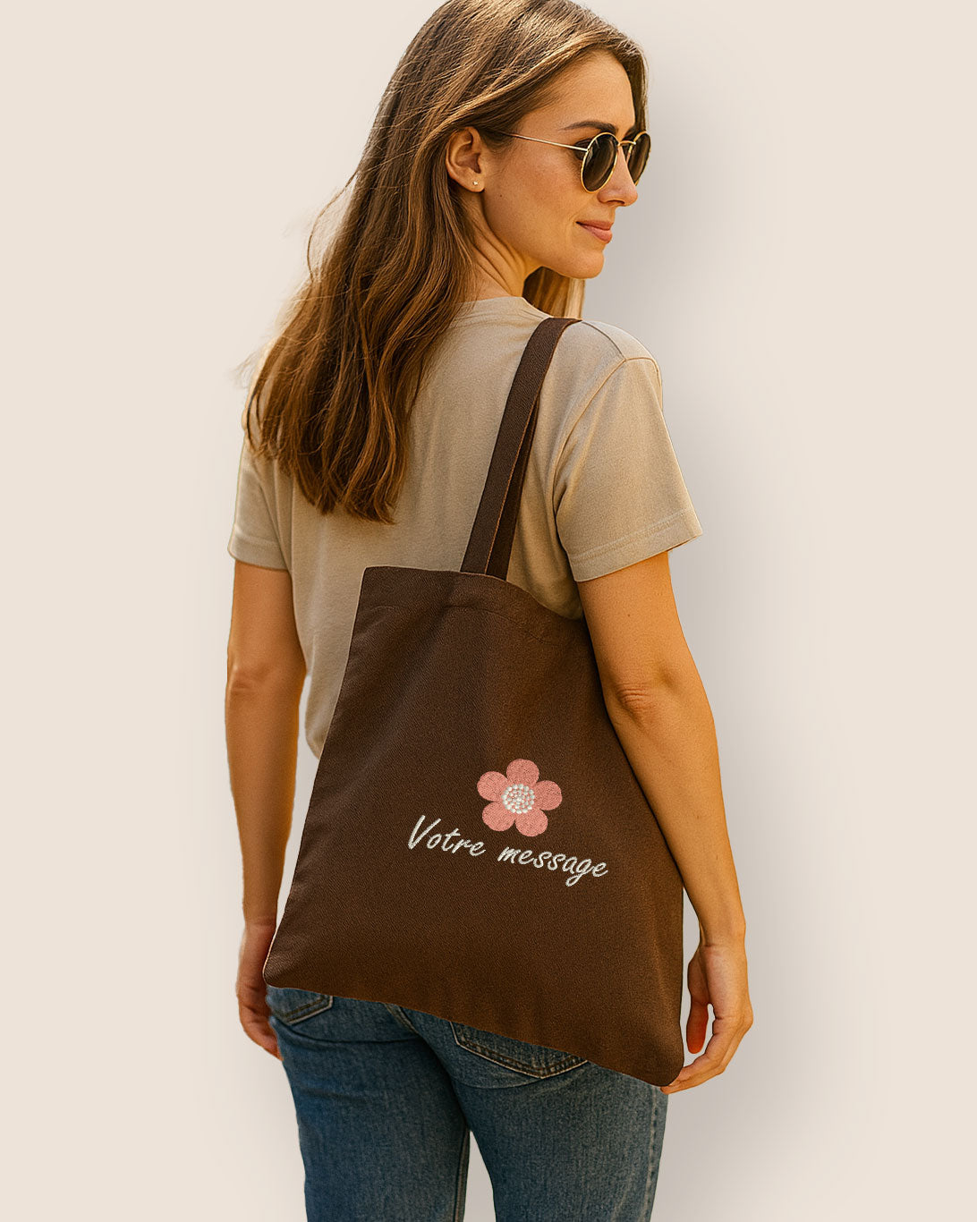 Tote bag marron brodé fleur et message personnalisé – idée cadeau femme originale