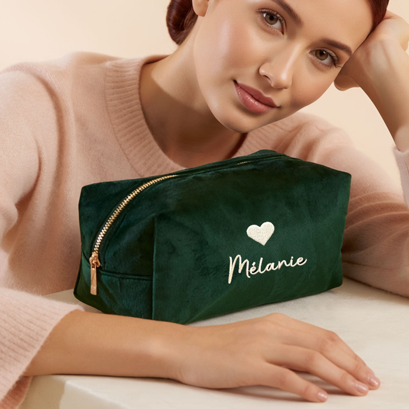trousse velours personnalisée brodée avec prénom cadeau femme