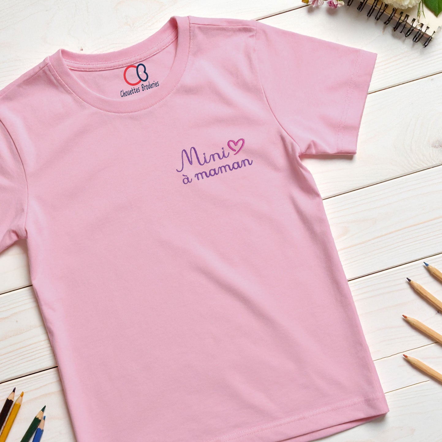 T-shirt fille rose brodé "Mini ❤️ à maman" – cadeau personnalisé en broderie.