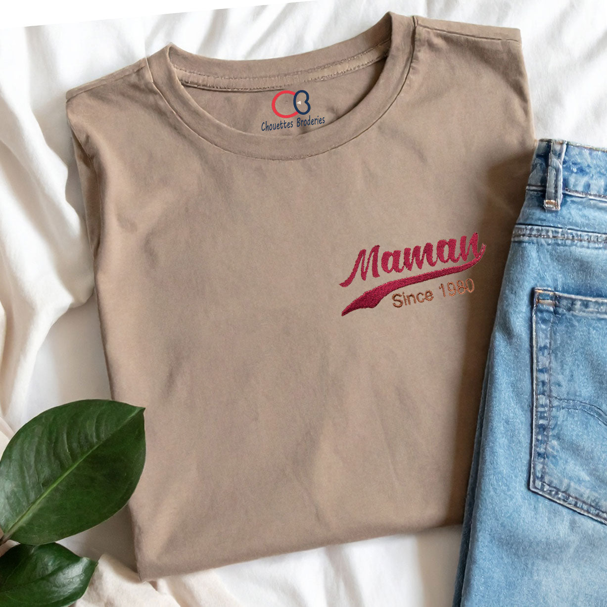 t shirt beige avec broderie maman since 1980 associe a un jean idee tenue femme cadeau fete des meres broderie personnalisee