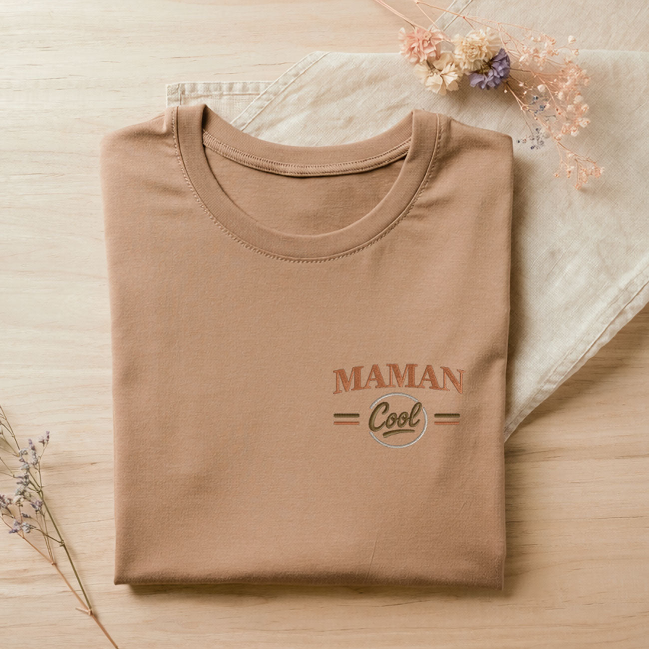 t shirt beige plie avec broderie maman cool idee cadeau fete des meres broderie personnalisee femme