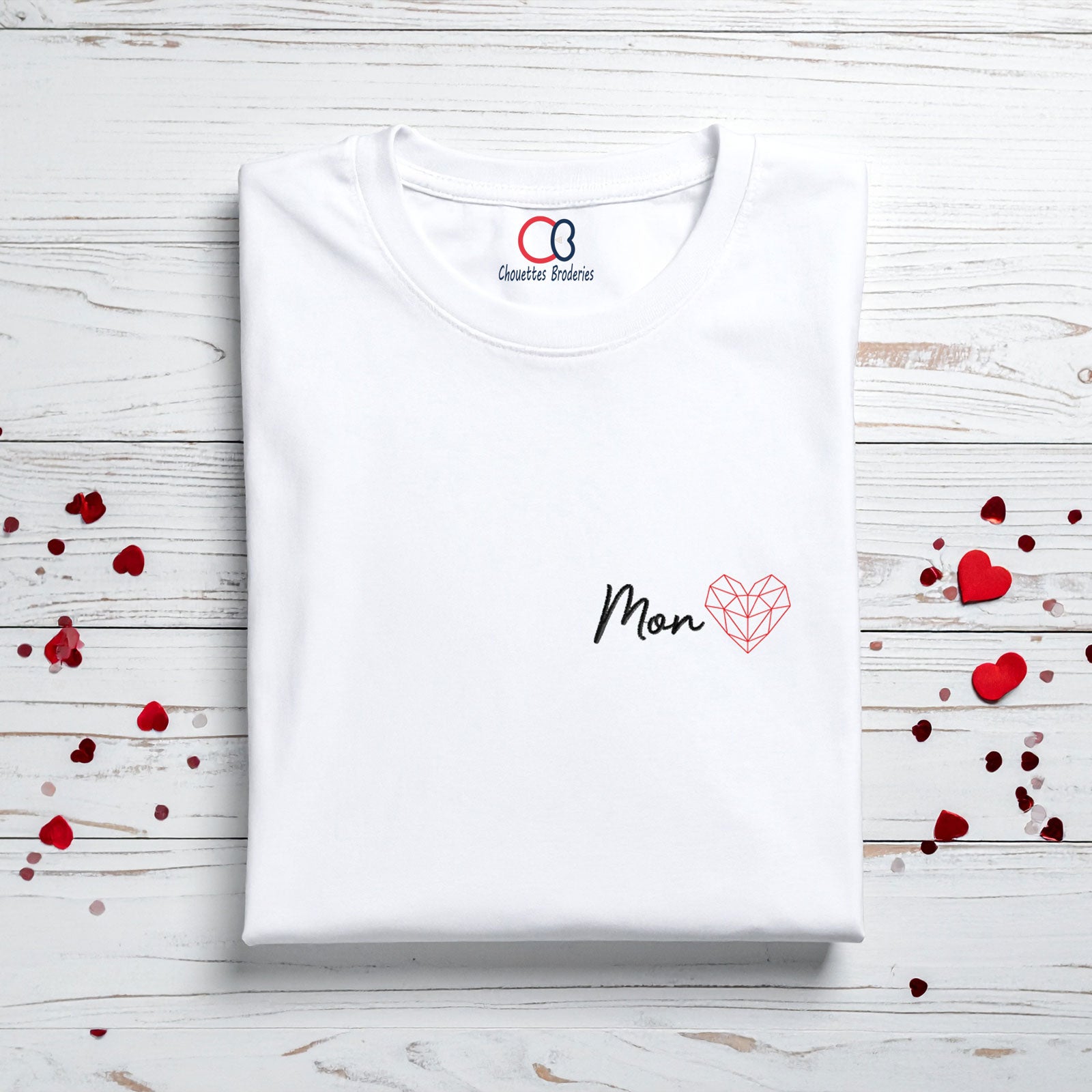 T-shirt blanc en coton bio brodé Mon cœur avec motif géométrique, cadeau personnalisé pour couple.