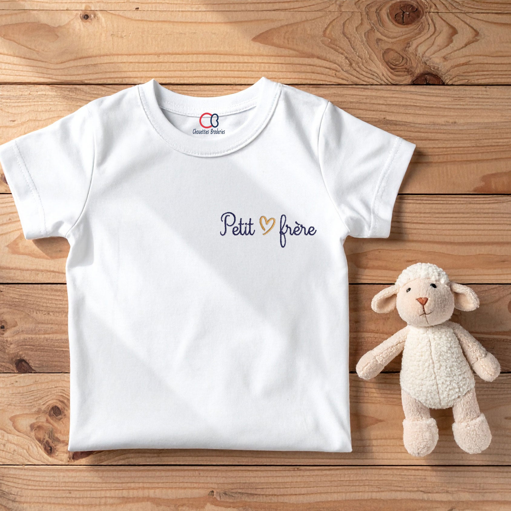 T-shirt enfant blanc en coton bio brodé "Petit ♥ frère" avec cœur doré, broderie personnalisée cadeau unique.