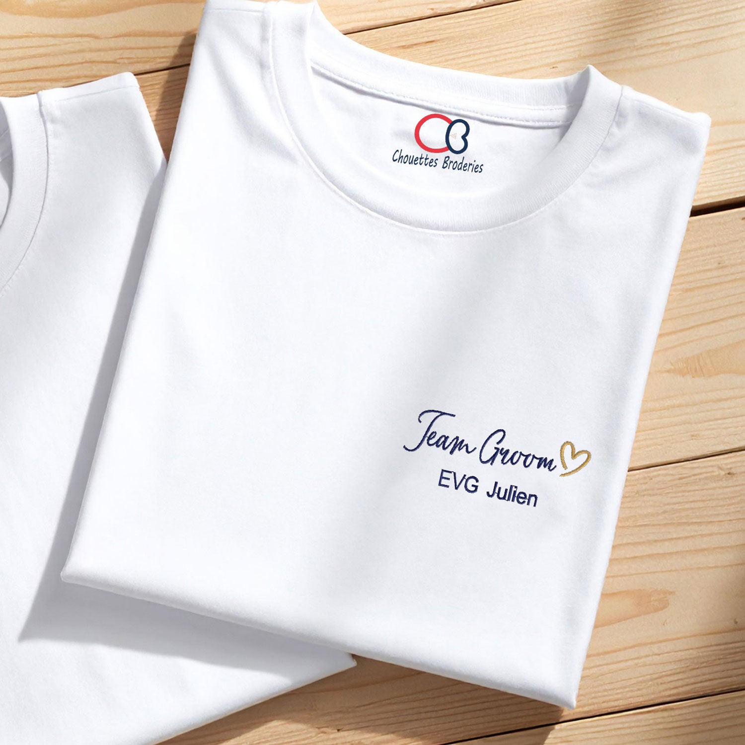 T-shirt blanc brodé Team Groom avec prénom personnalisé et cœur doré, cadeau EVG homme mariage - Chouettes Broderies