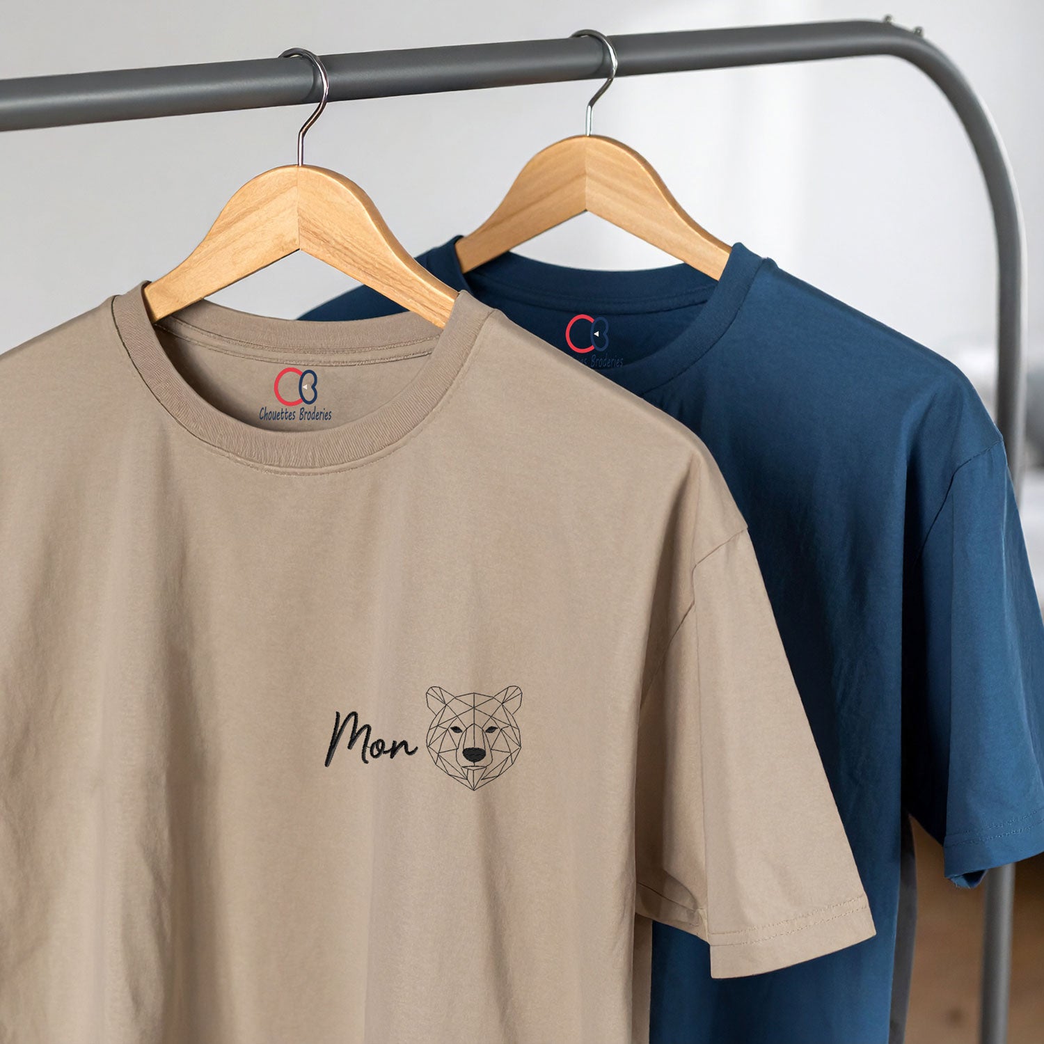 T-shirt beige brodé Mon ours avec motif géométrique, vêtement personnalisé pour couple.