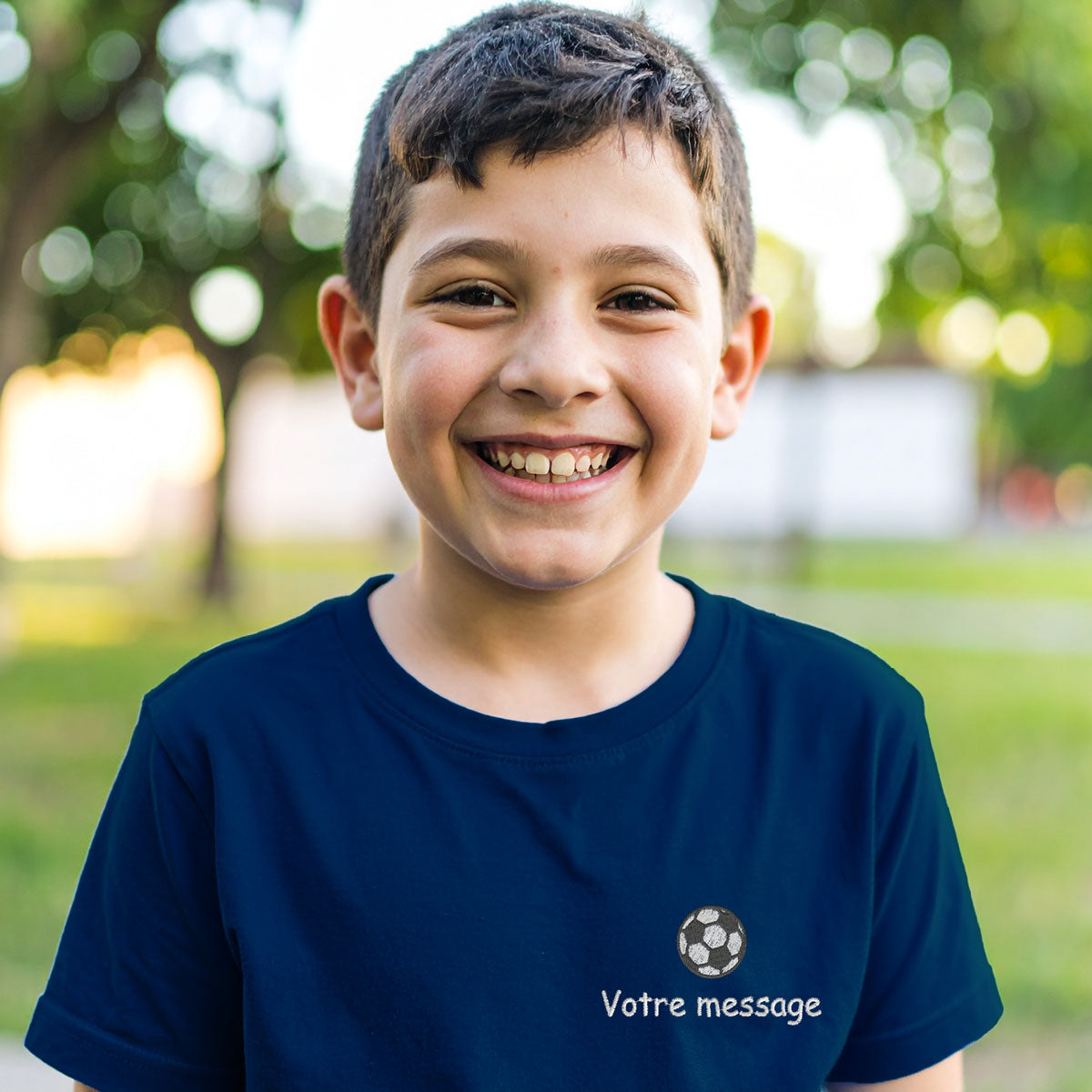 T-shirt enfant bleu marine avec broderie personnalisée ballon de football et message au choix – cadeau original garçon.