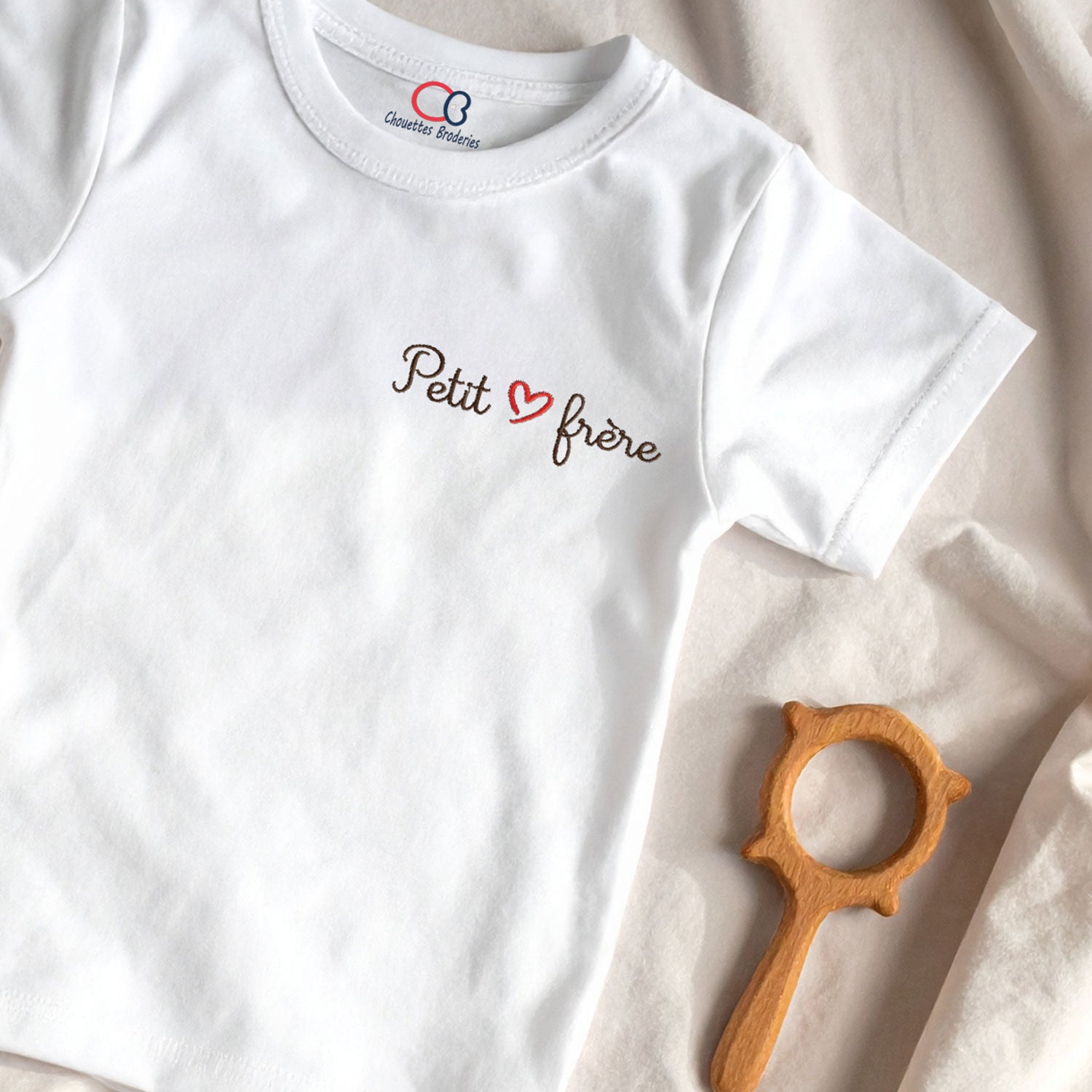 T-shirt enfant blanc en coton bio avec broderie personnalisée "Petit ♥ frère", idée cadeau naissance ou anniversaire.
