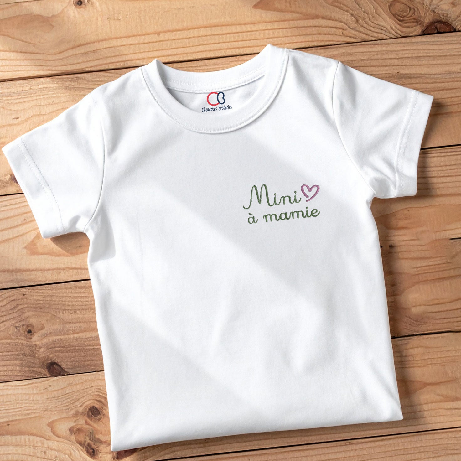 T-shirt enfant blanc brodé "Mini ❤️ à mamie" – broderie personnalisée pour cadeau enfant.