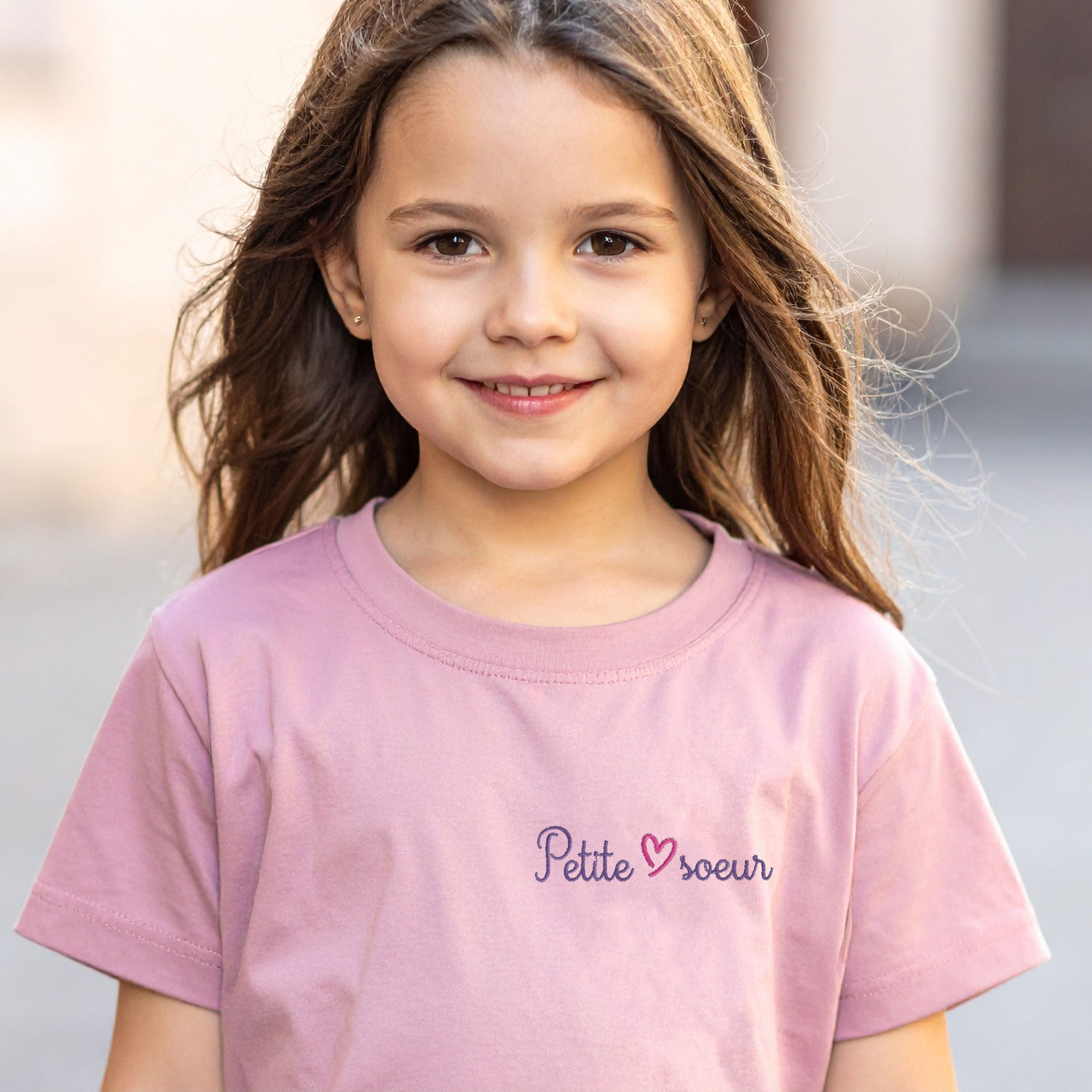 T-shirt fille rose en coton bio avec broderie personnalisée "Petite ♥ sœur", cadeau original pour enfant.