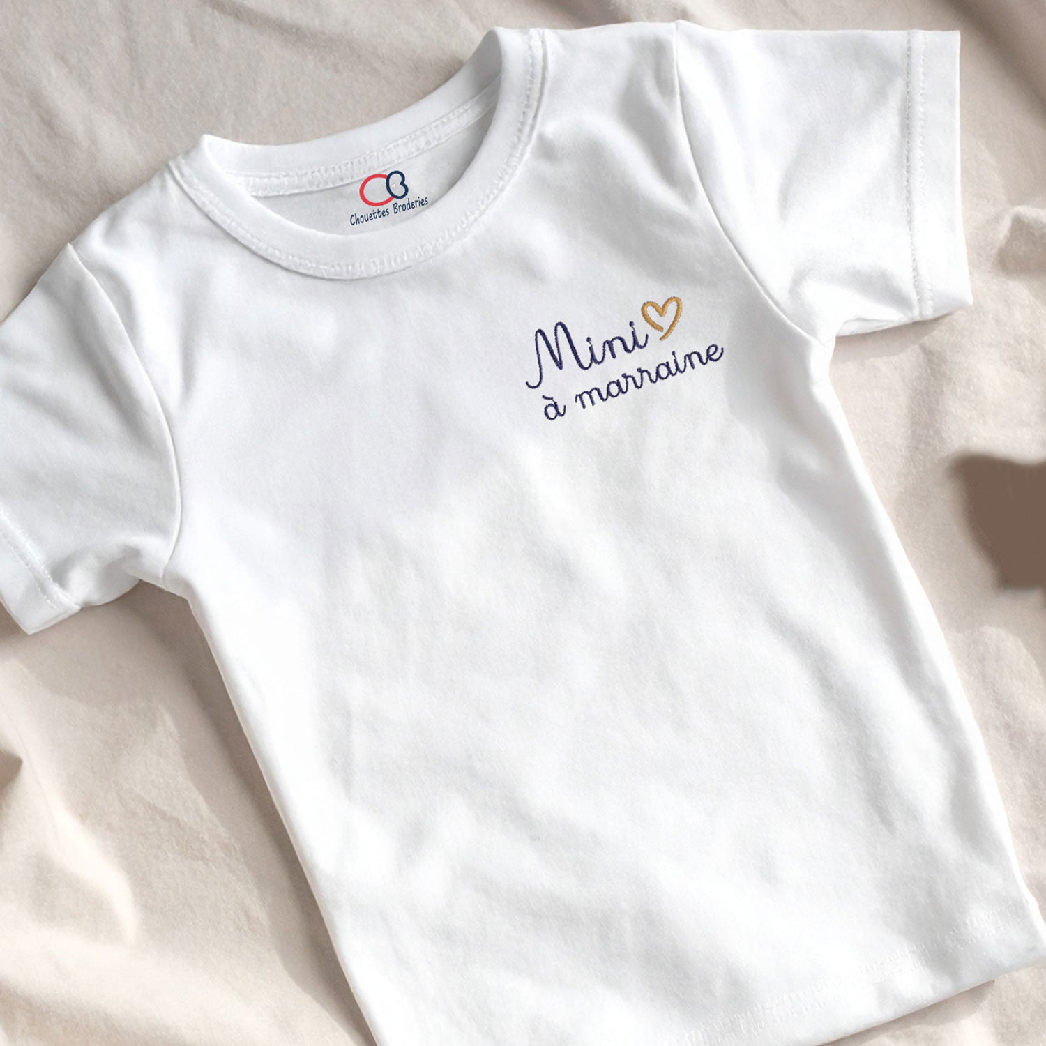 T-shirt enfant blanc brodé "Mini ❤️ à marraine" – cadeau personnalisé en coton bio.