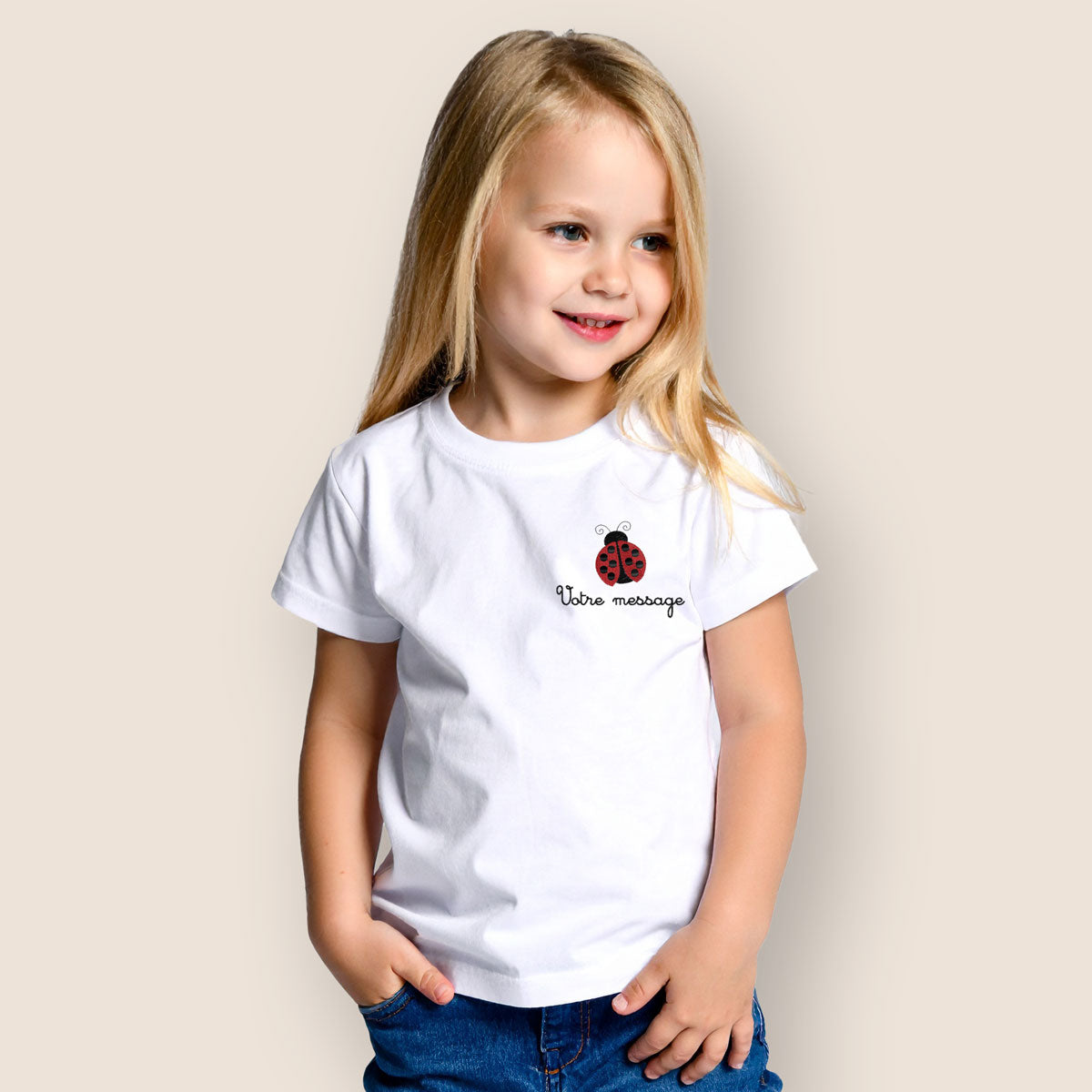 T-shirt enfant blanc avec broderie personnalisée coccinelle et texte personnalisé – cadeau fille unique