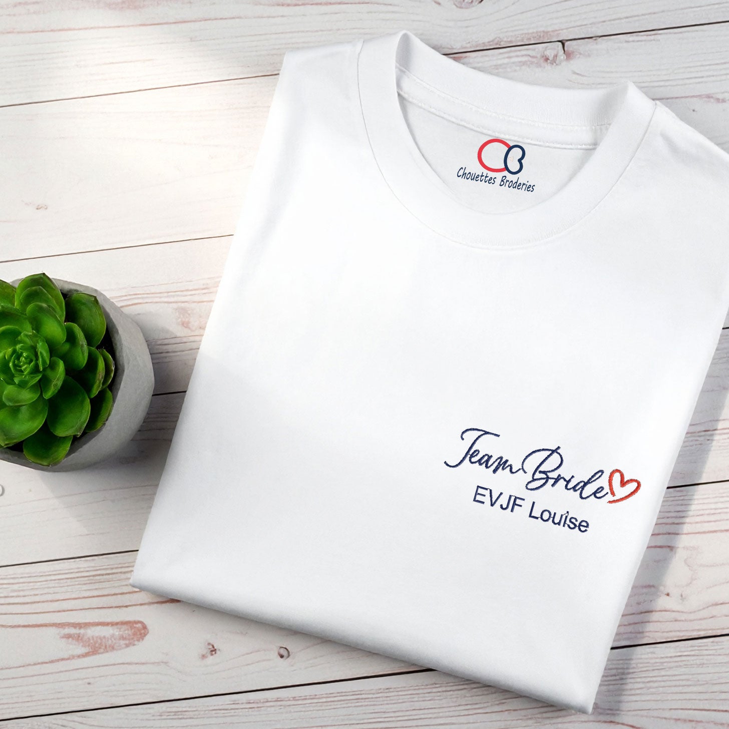 T-shirt blanc EVJF brodé Team Bride avec cœur rouge et prénom Louise, cadeau personnalisé pour EVJF.