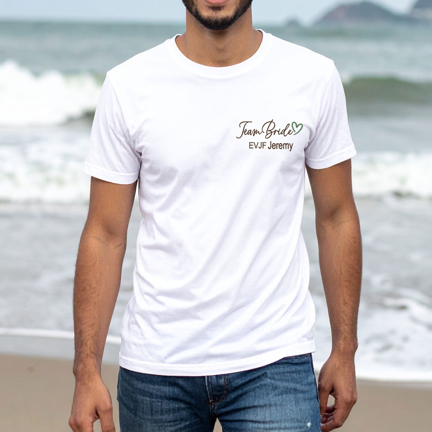 T-shirt blanc homme brodé Team Bride avec cœur vert et prénom EVJF Jeremy, idée cadeau personnalisé pour EVJF.