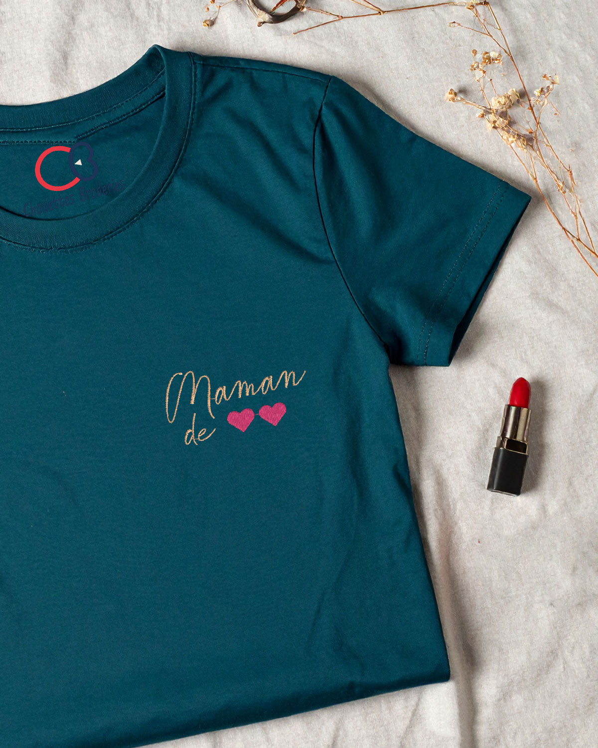 T-shirt femme bleu pétrole brodé Maman de petits cœurs – idée cadeau personnalisé fête des mères