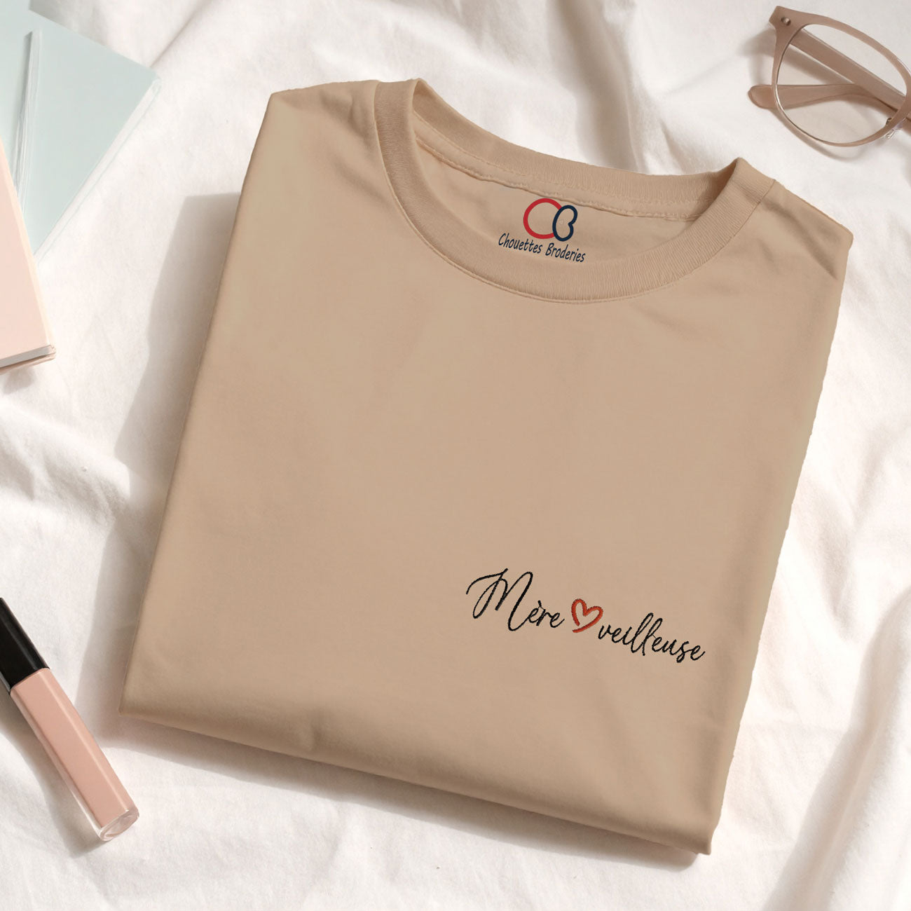 T-shirt brodé Mère veilleuse sable – idée cadeau personnalisé fête des mères