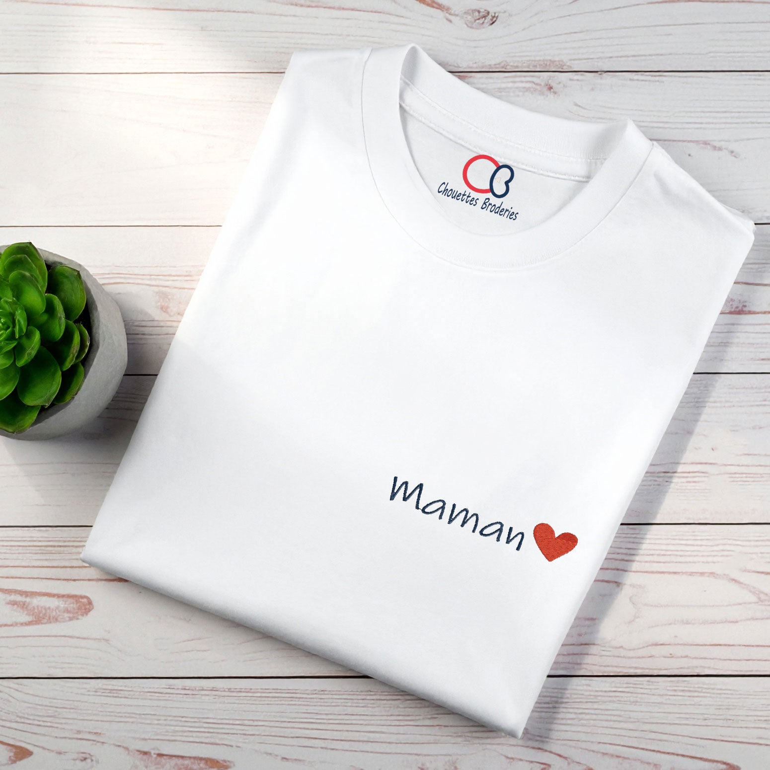 T-shirt blanc brodé Maman cœur – idée cadeau personnalisé fête des mères
