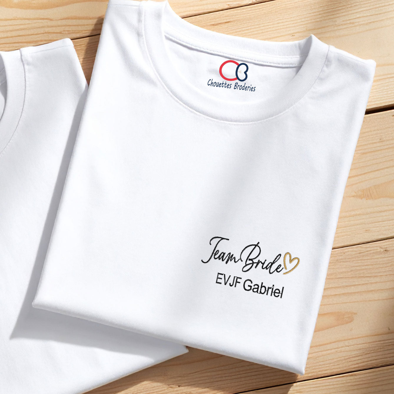 T-shirt blanc brodé Team Bride avec cœur doré et prénom EVJF, cadeau personnalisé pour enterrement de vie de jeune fille.