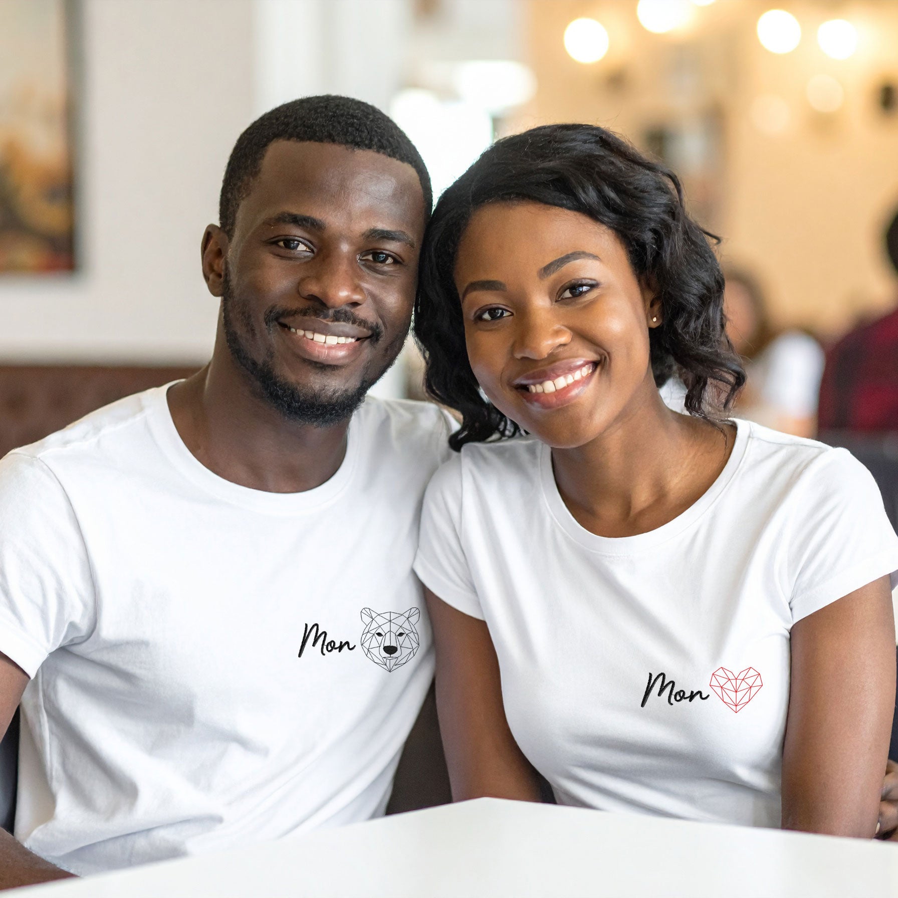 Couple portant des t-shirts brodés personnalisés assortis, cadeau idéal pour la Saint-Valentin ou un anniversaire.