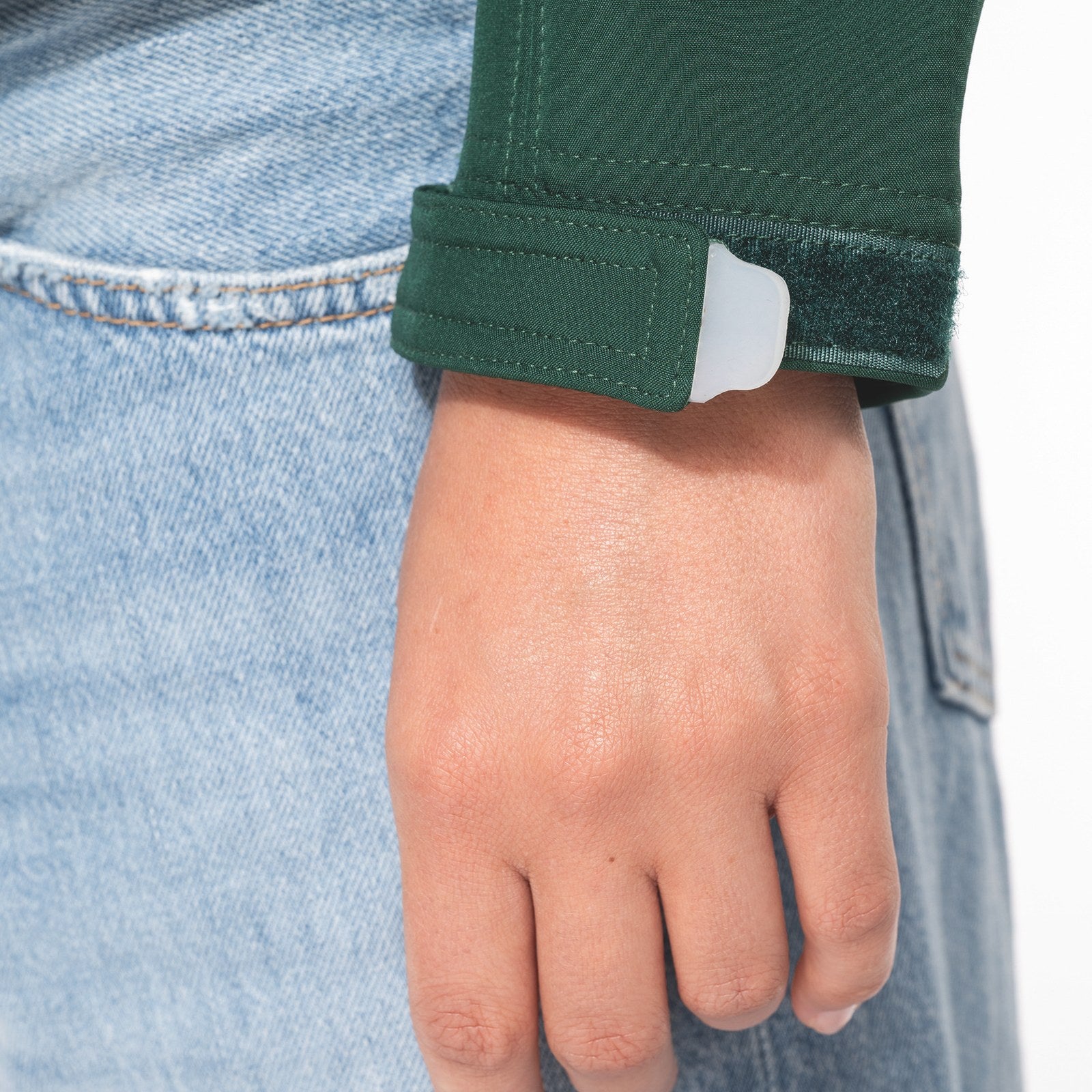 Patte de serrage auto-agrippante au bas de manche d'une veste softshell femme brodée K414
