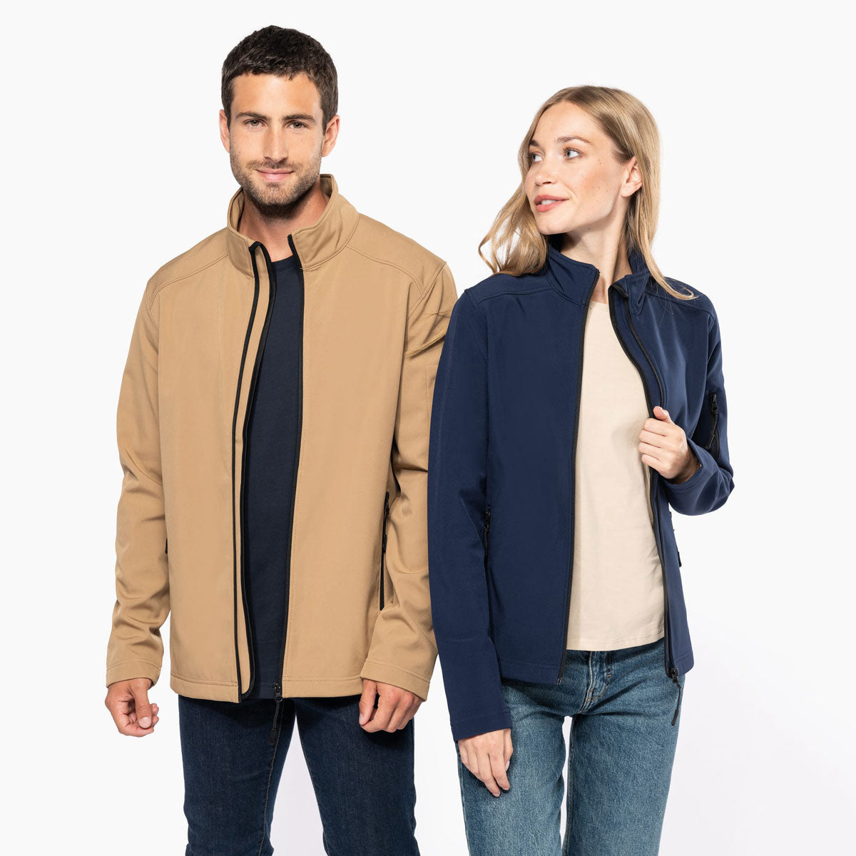 homme et femme portant la veste softshell k401 personnalisee avec logo brode