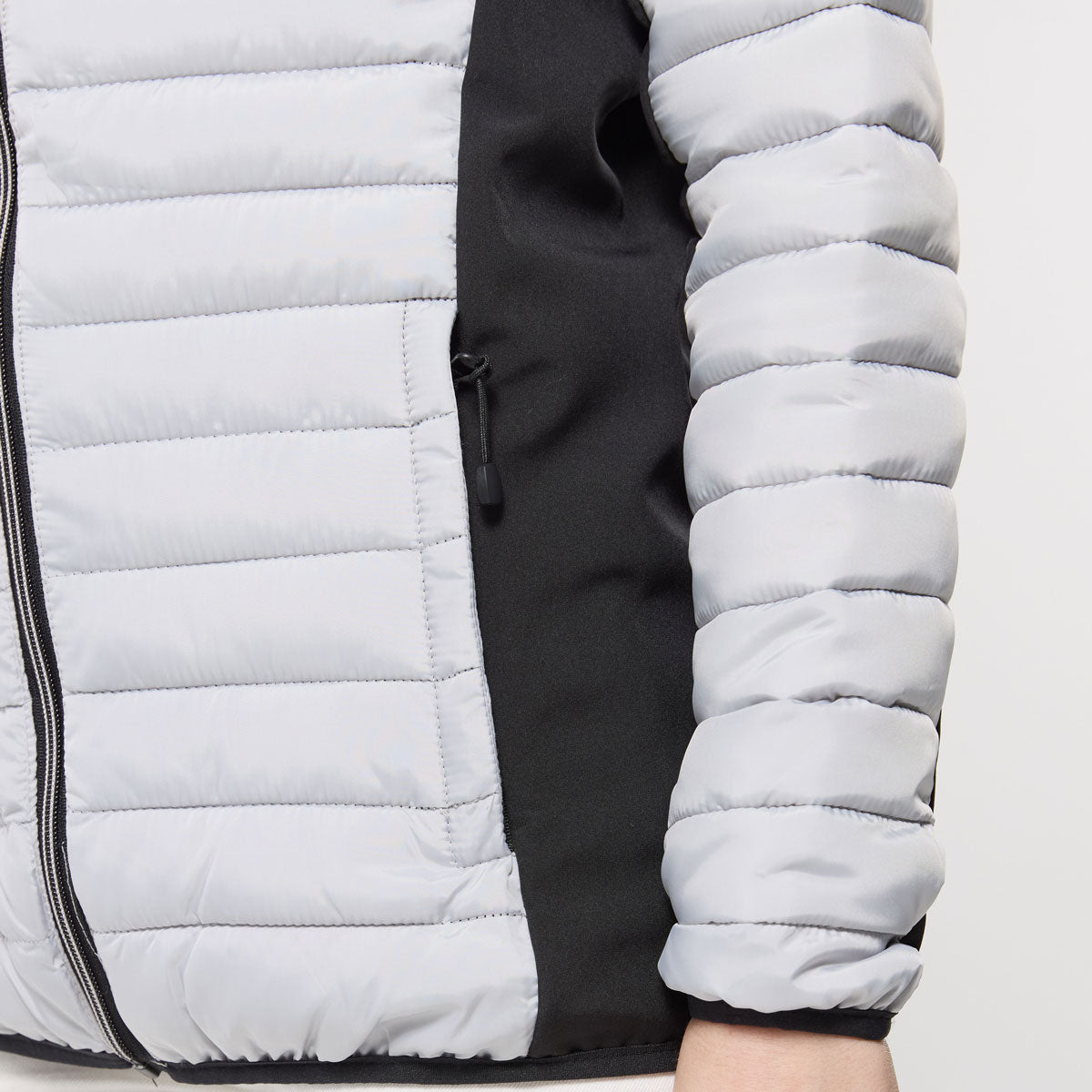 Détail matière et finitions de la doudoune brodable PK518 – parfaite pour un logo pro