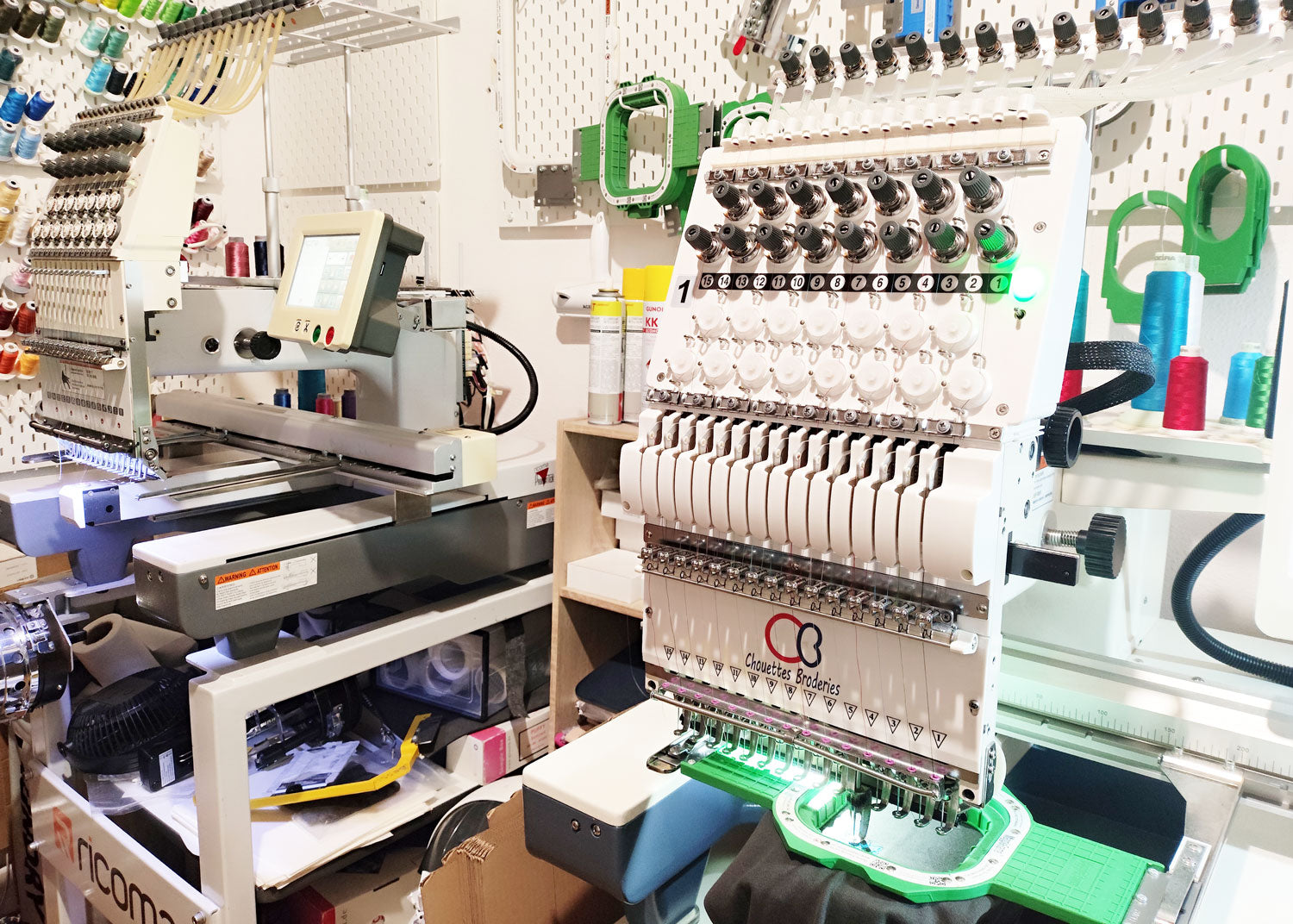 Machine à broder professionnelle de l'atelier Chouettes Broderies, broderie personnalisée sans minimum de commande en Drôme