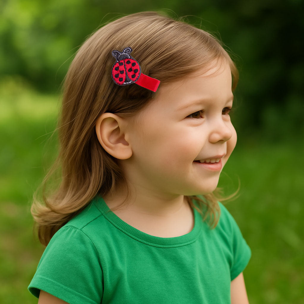Petite fille portant une barrette anti-glisse brodée Chouette & Papillon pour cheveux fins