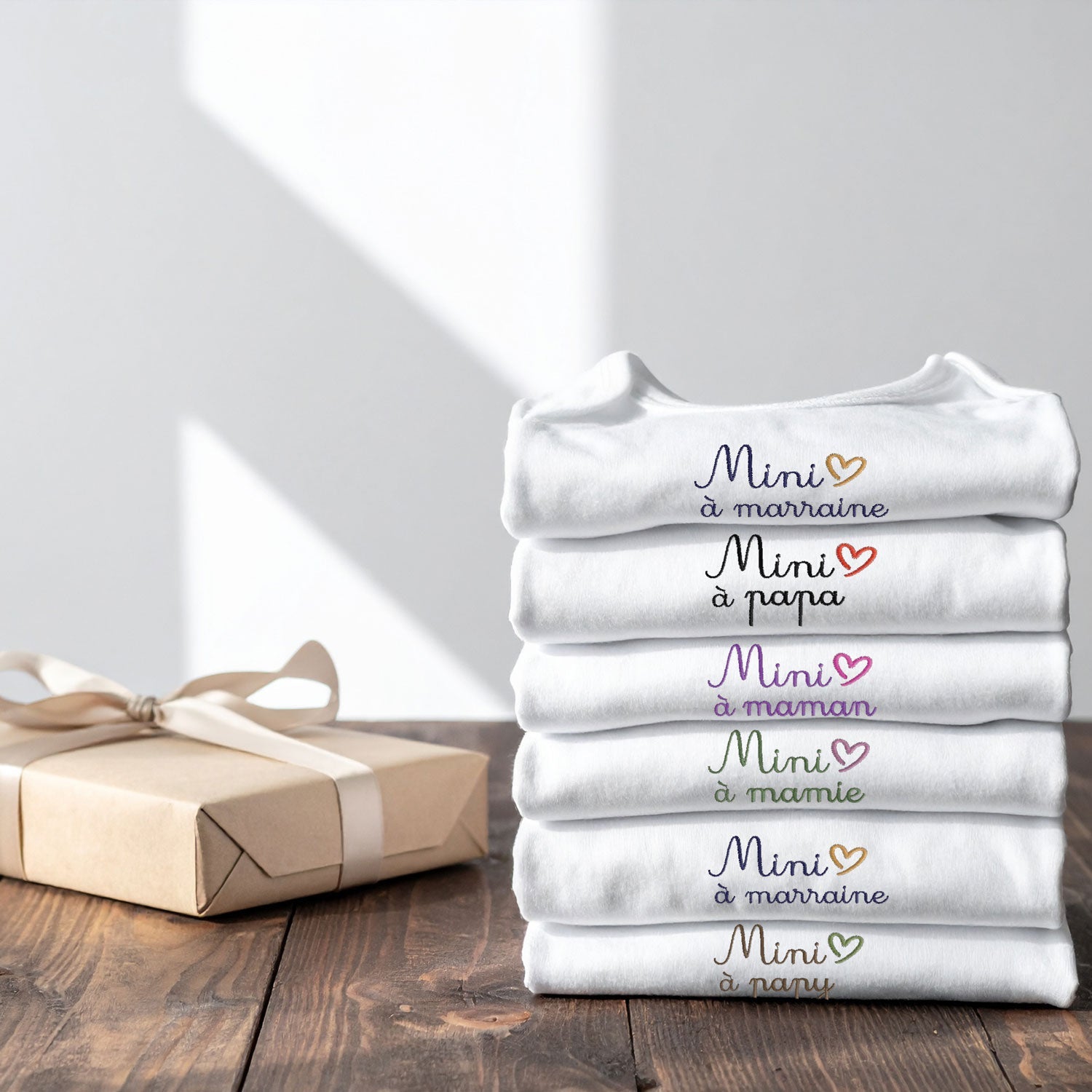Pile de bodies bébé en coton bio avec broderie personnalisée Mini cœur et prénoms, collection Nos mots doux brodés