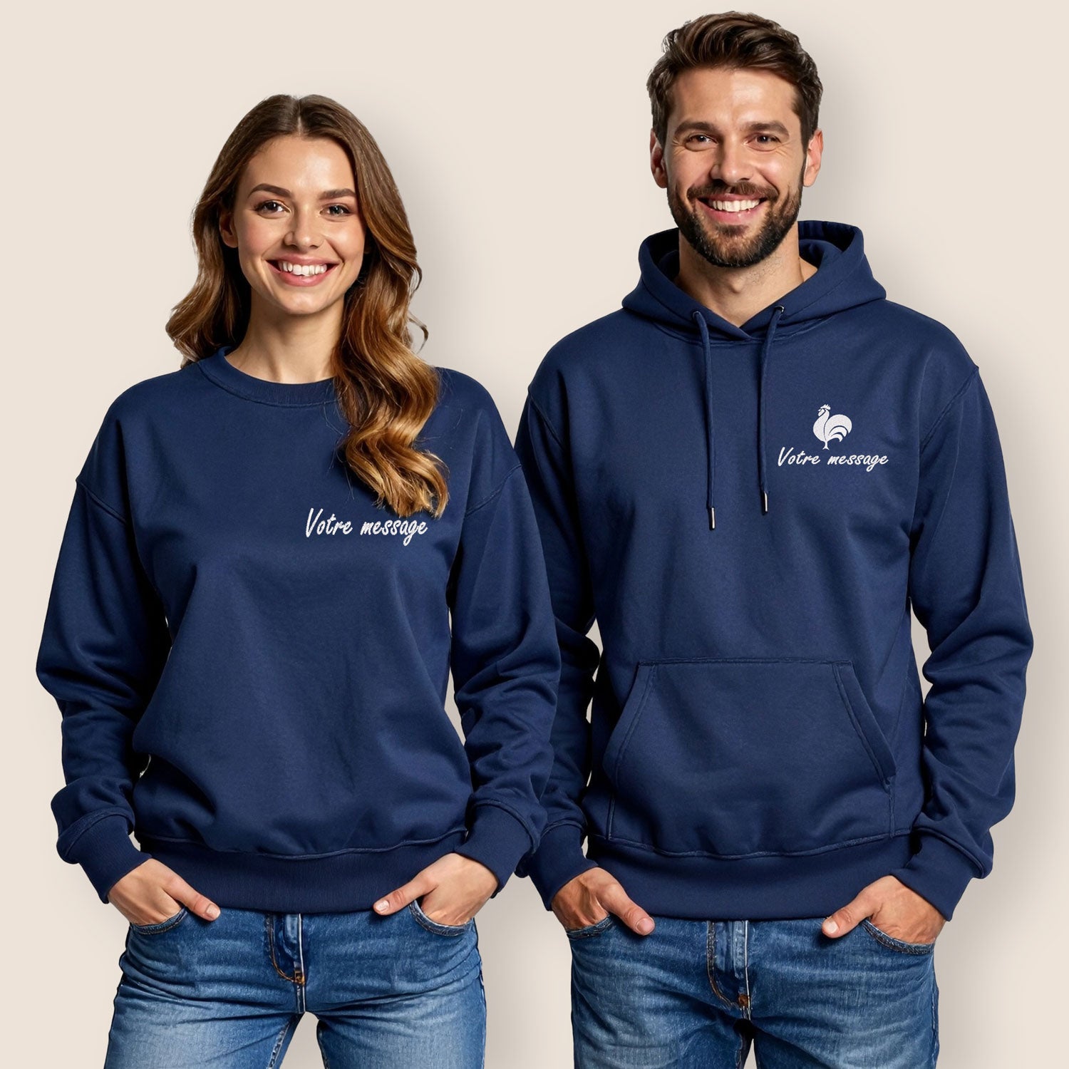 Couple portant des sweats personnalisés en broderie bleu marine — modèle homme avec capuche et modèle femme col rond, cadeau original et unique à personnaliser.