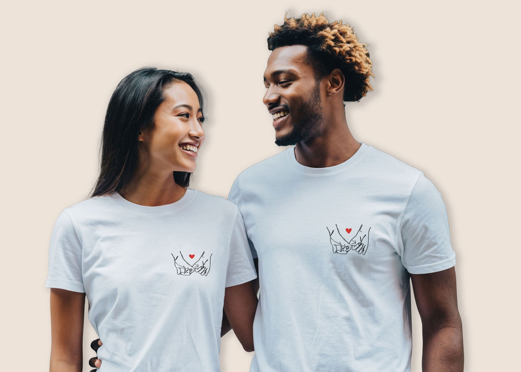 Broderie couple personnalisée sur t-shirts blancs, symbole d’amour et de complicité