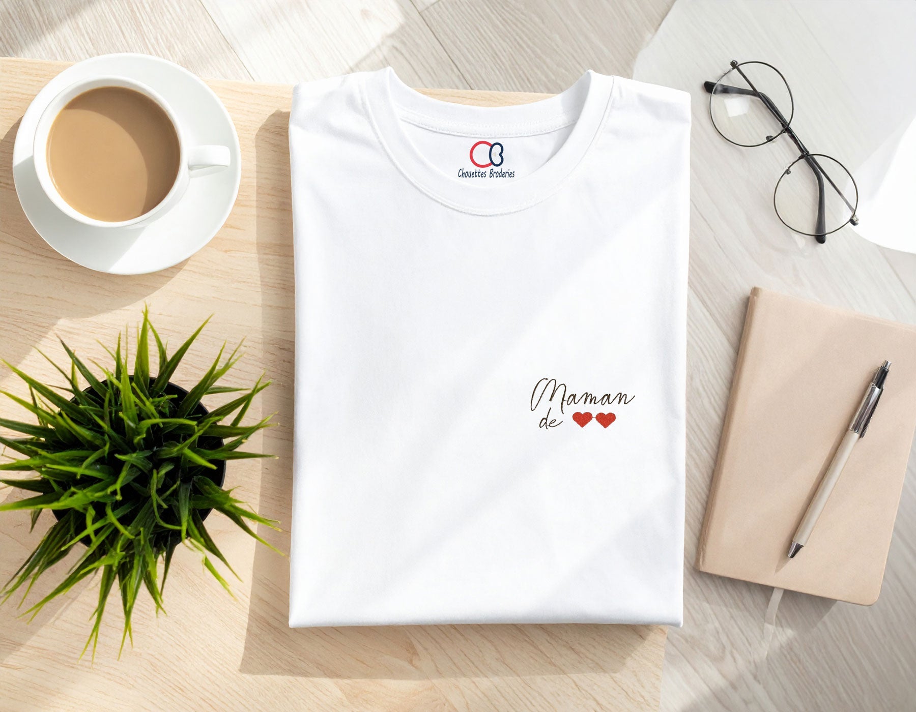 t-shirt blanc brodé avec le mot doux Maman et un cœur, exemple de nos créations brodées personnalisées