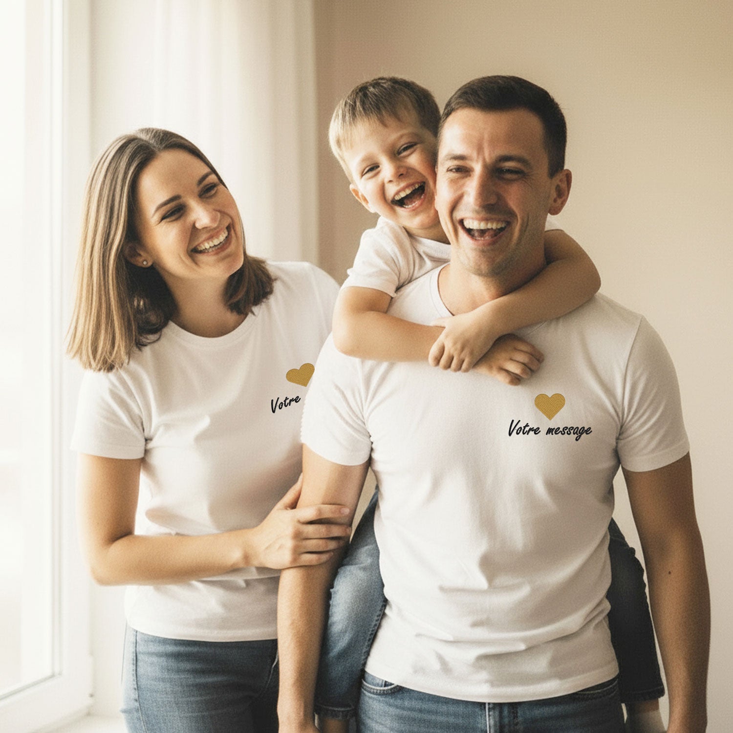 Famille souriante portant des t-shirts blancs assortis personnalisés avec une broderie en forme de cœur et message, idée cadeau originale.