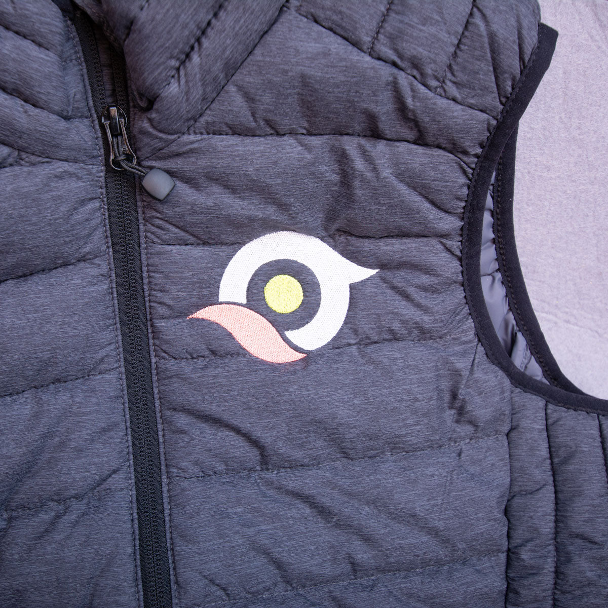 Broderie logo sur doudoune – atelier local – finitions soignées