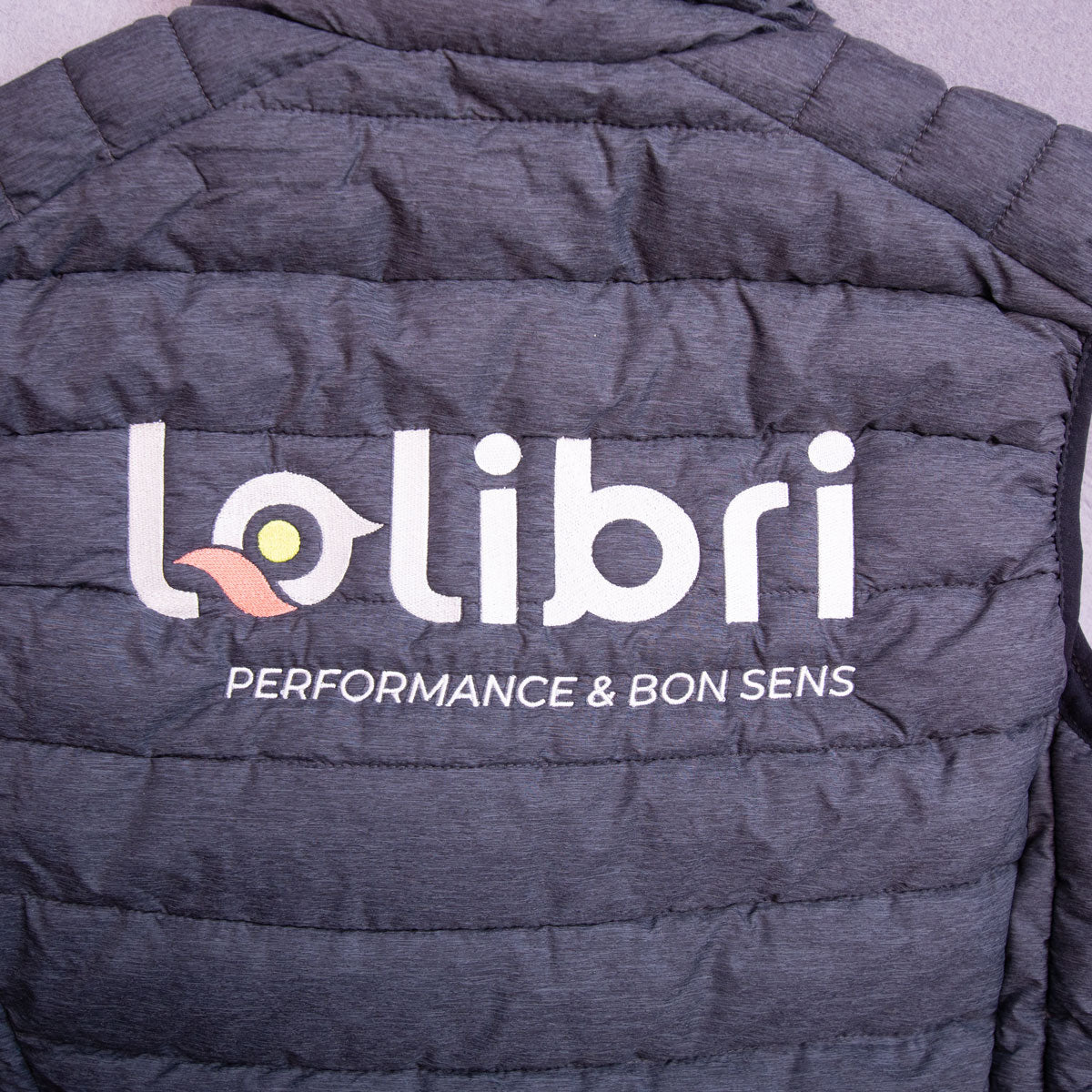 dos brodé doudoune sur mesure – broderie résistante – Drôme Ardèche