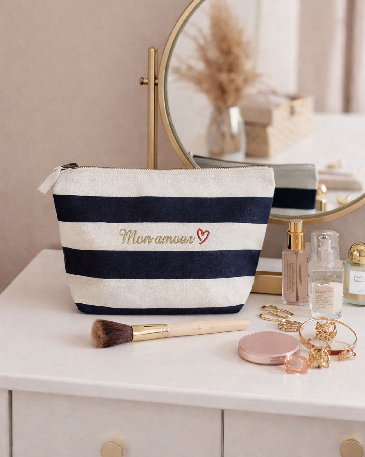 Pochette brodee femme message amour sur table de maquillage cadeau Saint Valentin