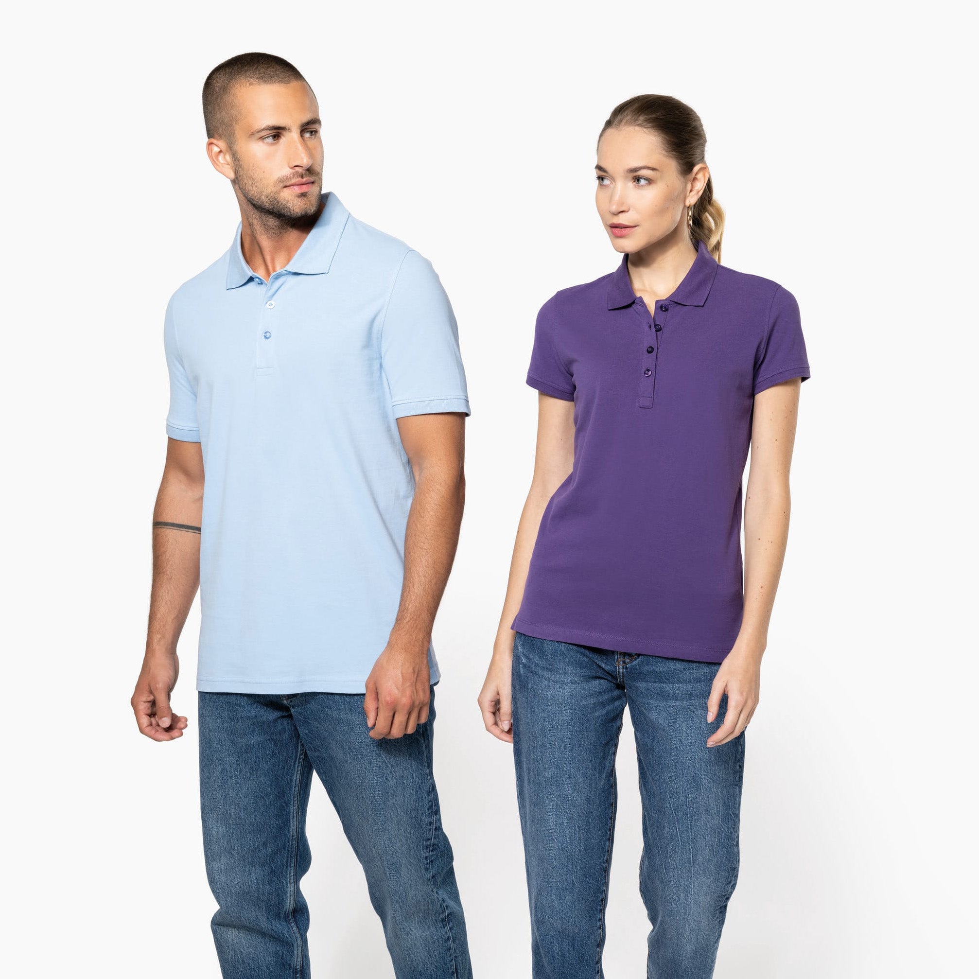 Polo femme Kariban K255 coupe cintrée porté en situation, coloris violet, tenue professionnelle brodée