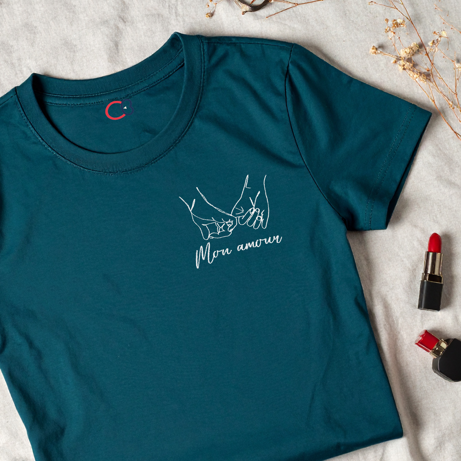 T-shirt bleu canard brode avec motif de mains entrelacees en line art et message mon amour, idee cadeau romantique pour couple.