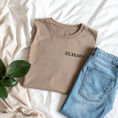 T-shirt brodé avec date en chiffres romains
