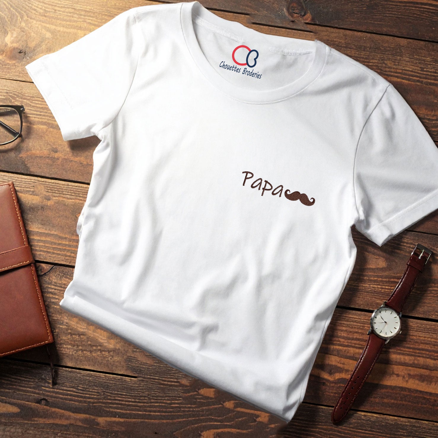 T-shirt blanc brodé Papa moustache – cadeau homme original brodé en France