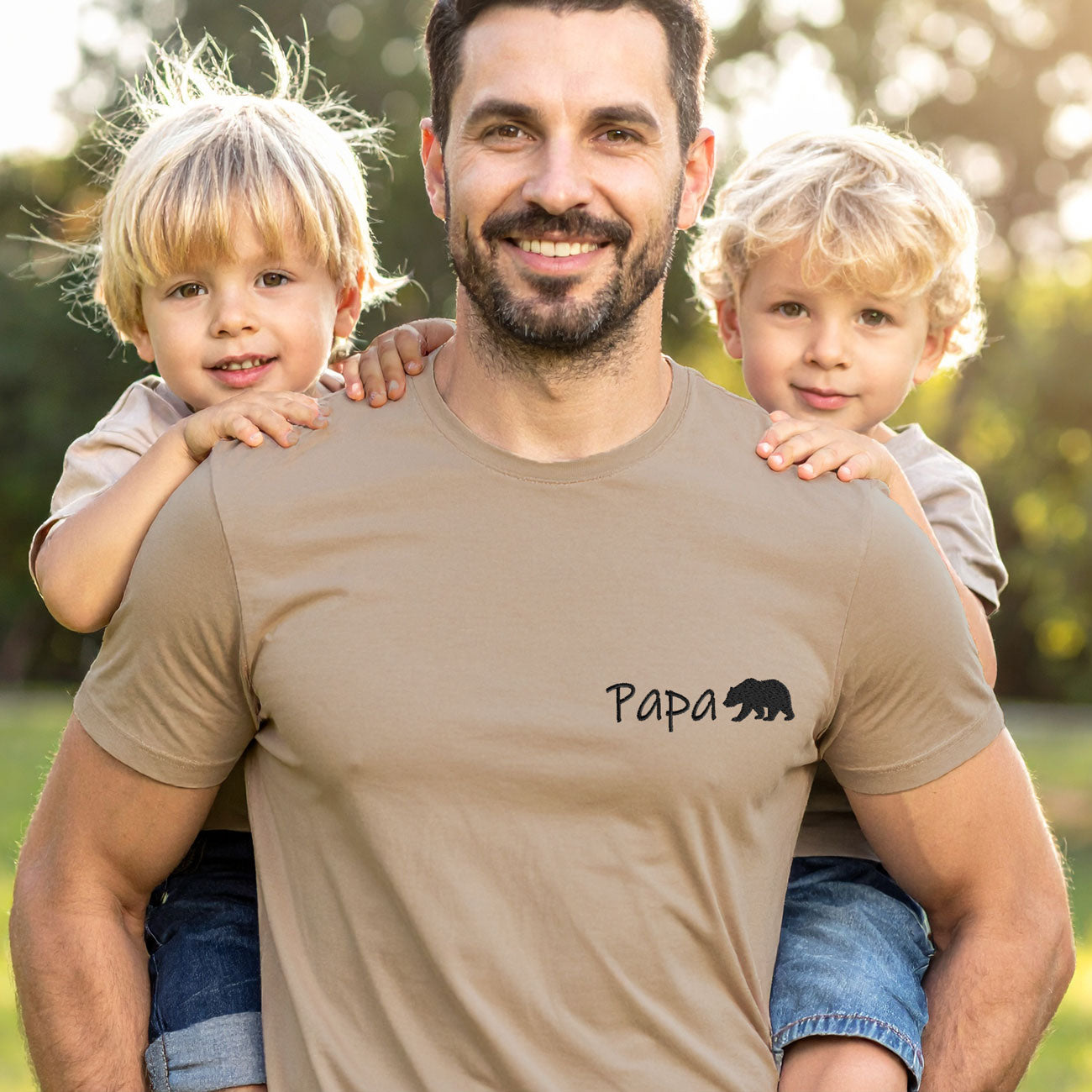 T-shirt beige brodé Papa ours – vêtement personnalisé pour la fête des pères