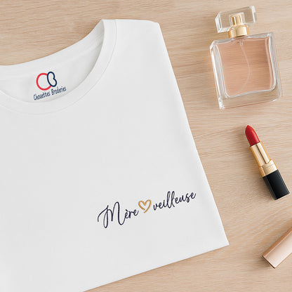 T-shirt blanc brodé Mère veilleuse – vêtement personnalisé maman, cadeau original