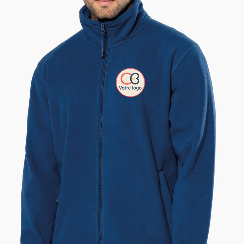 Modèle homme portant une veste micropolaire zippée bleu royal personnalisable en broderie – K911